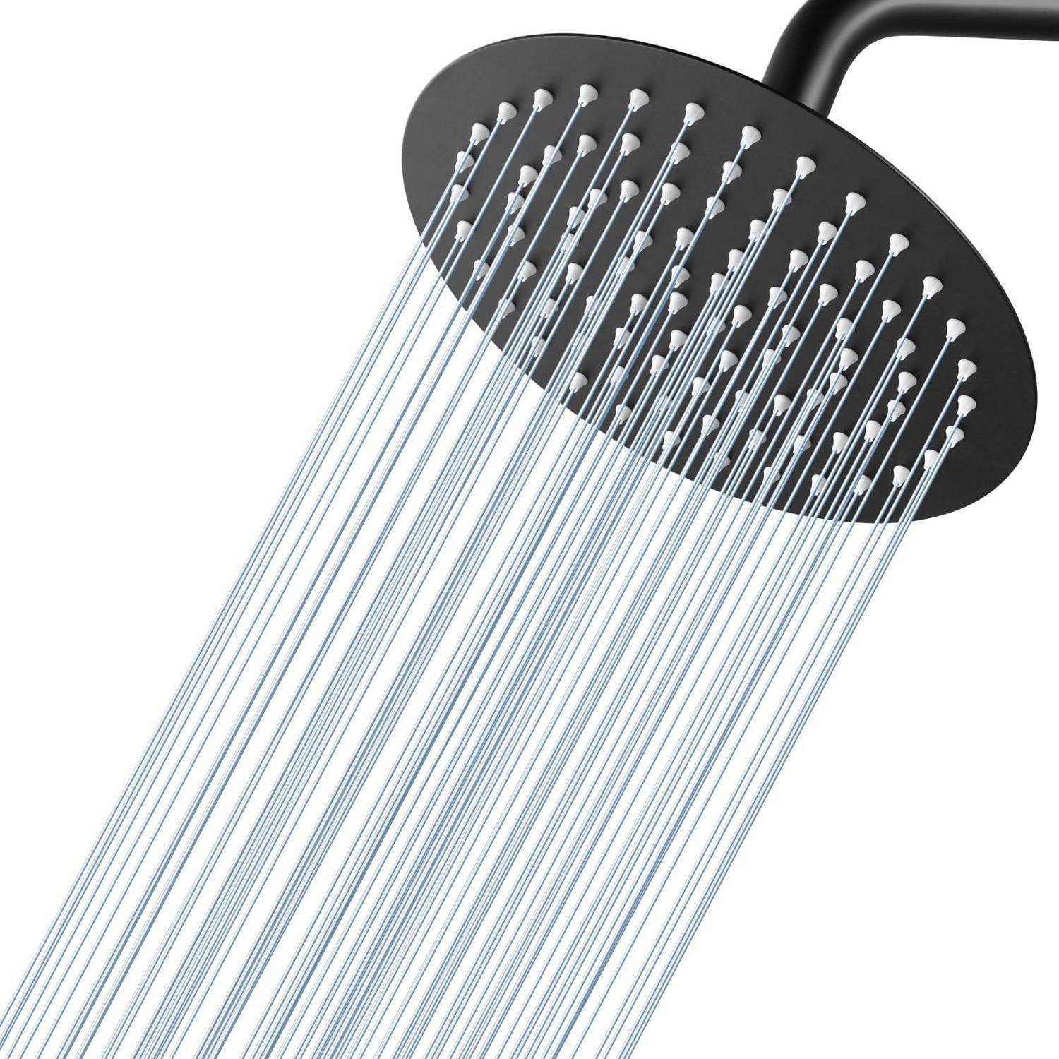Nahaufnahme eines schwarzen runden Regenduschkopfes, der viele dünne Wasserstrahlen auf weißem Hintergrund sprüht.