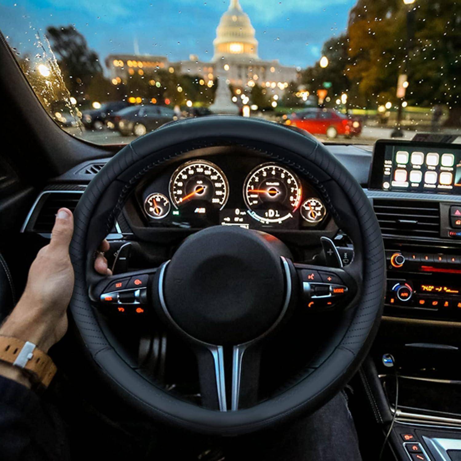 Fahrersicht im Inneren eines Autos, das Lenkrad in der Abenddämmerung haltend, mit beleuchteten Armaturenbrettanzeigen und einem Stadtgebäude, das durch die Windschutzscheibe sichtbar ist.