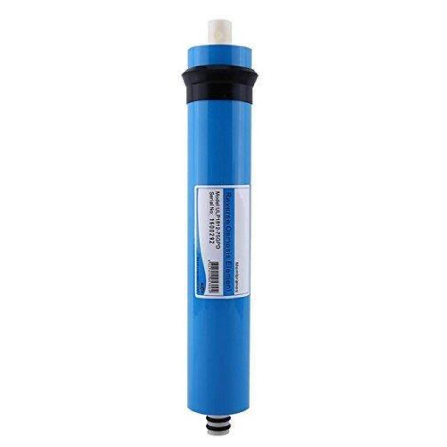 Blauer zylindrischer Umkehrosmose-Wasserfilterpatrone mit gekennzeichnetem Gehäuse und schwarzen Enddichtungen, auf weißem Hintergrund dargestellt.