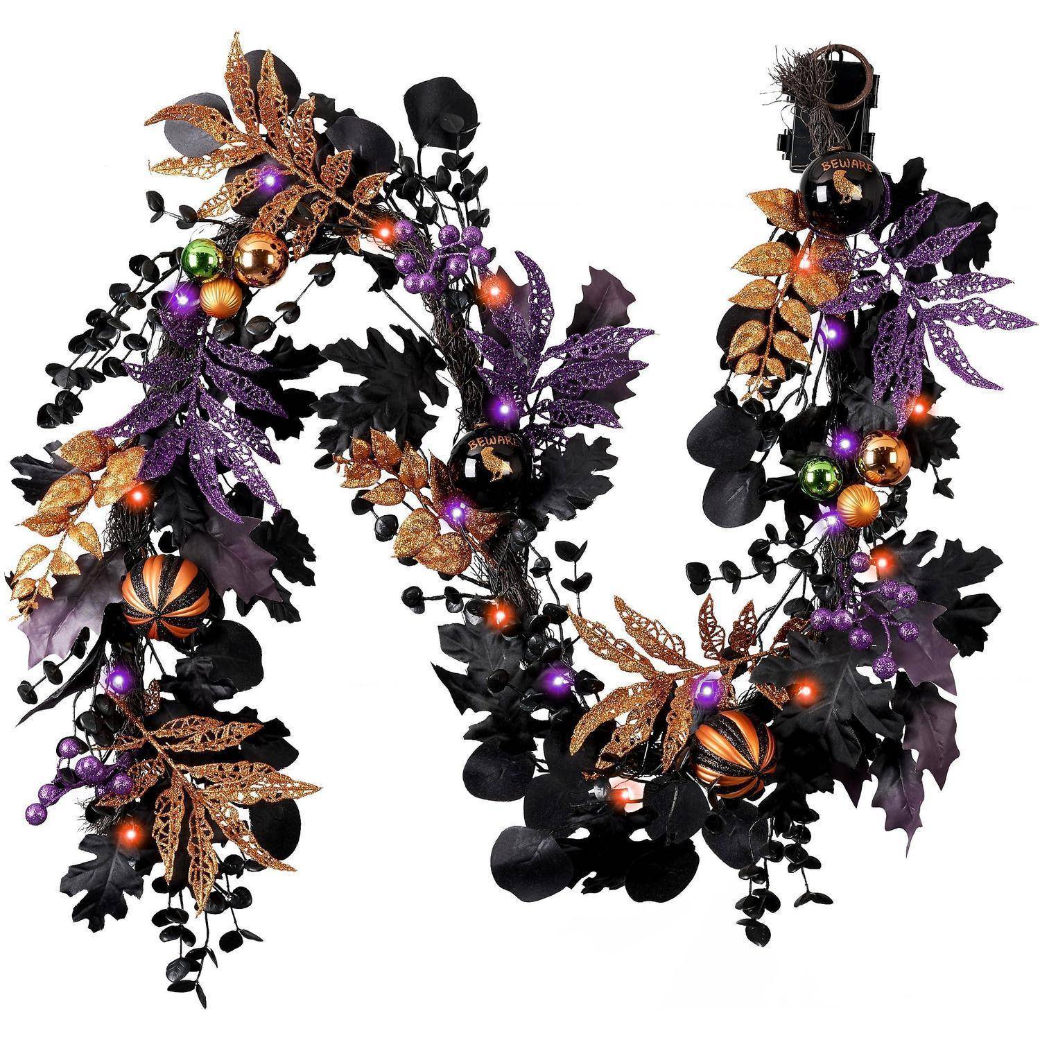 Dekorativer Halloween-Stil Kranz mit schwarzen Blättern, violetten Akzenten, goldenem Laub und leuchtenden orange- und violettfarbenen Kugeln auf weißem Hintergrund.