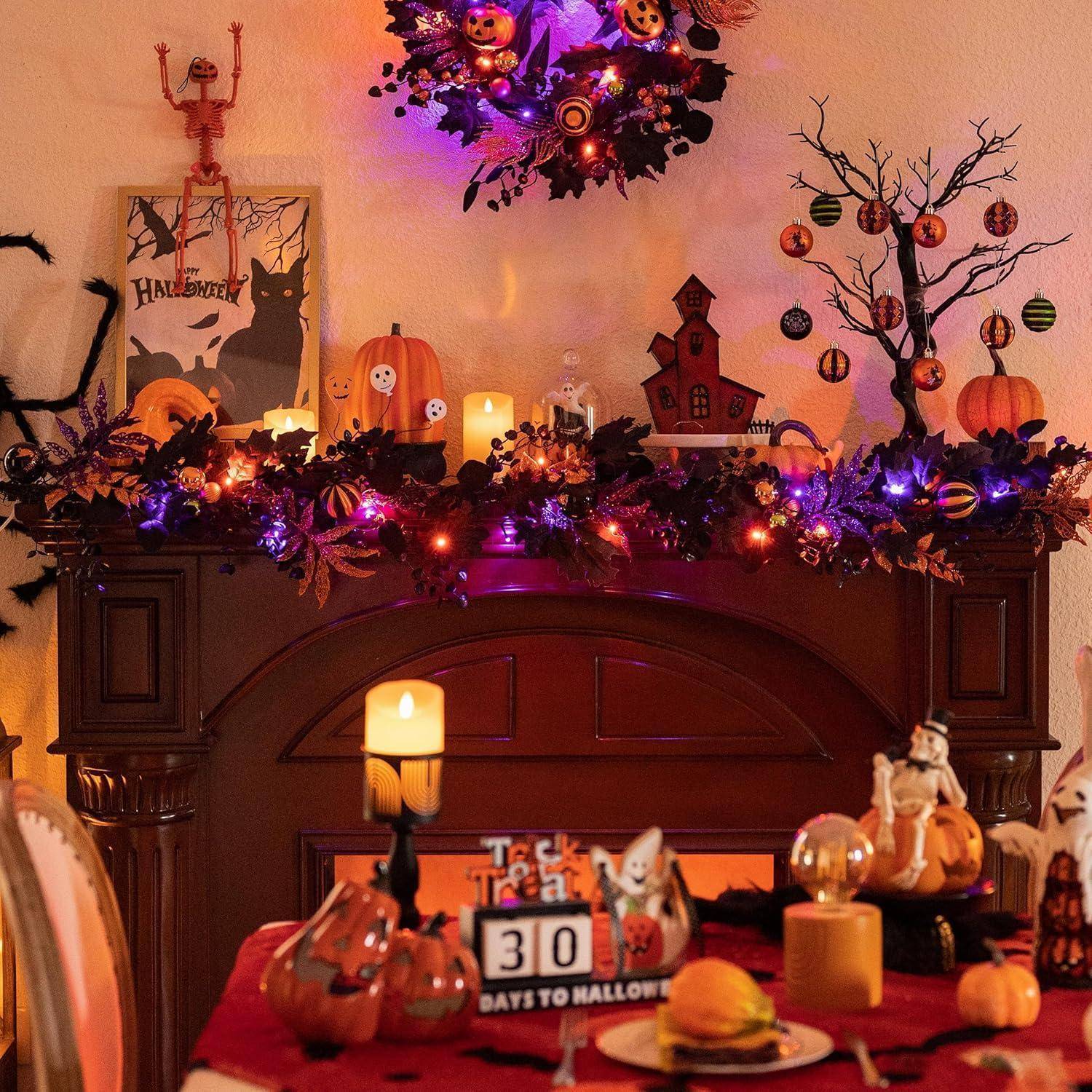 Halloween-Kaminverzierung mit Kürbissen, Kerzen, Fledermaus-Girlande und einem Countdown-Schild, auf dem „30 Tage bis Halloween