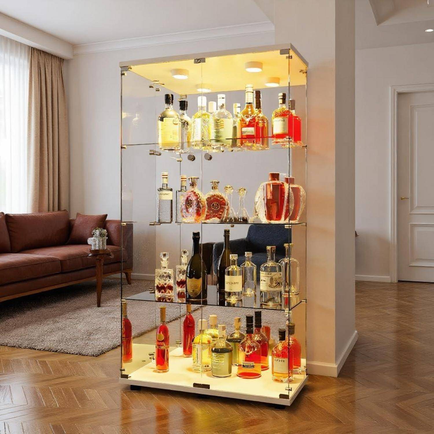 Hinterleuchteter Glassschrank gefüllt mit assortierter Spirituosenflaschen in einem modernen Wohnzimmer.