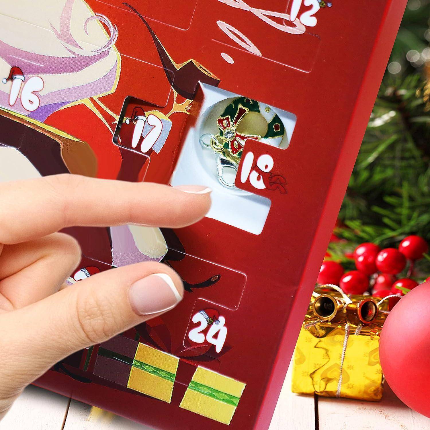 Eine Hand öffnet eine Tür an einem roten Adventskalender und enthüllt ein kleines Ornament hinter nummerierten Feldern.