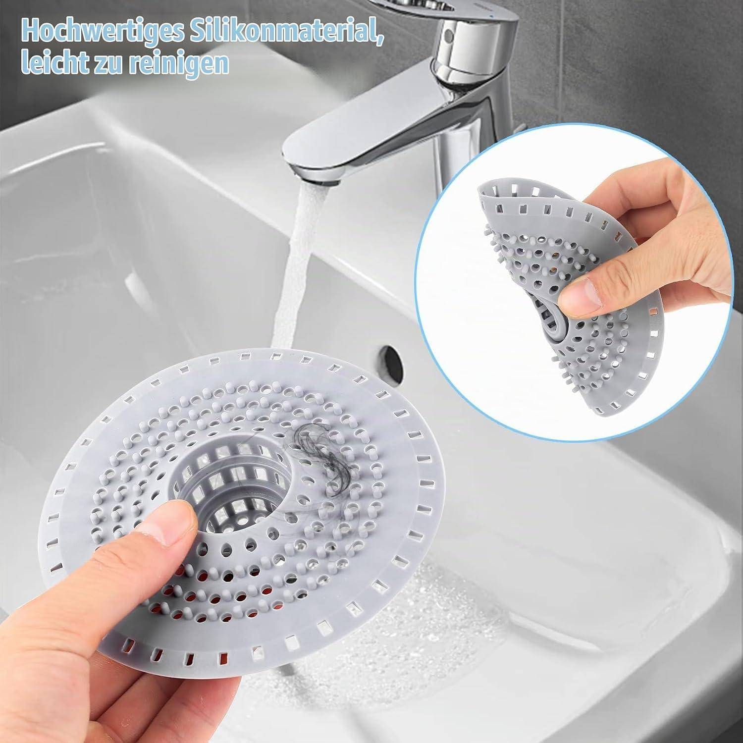 Silikon-Spülbeckensieb wird unter einem Wasserhahn gespült, mit einer Vergrößerung, die zeigt, dass es zum Reinigen gefaltet werden kann; Deutscher Text sagt 