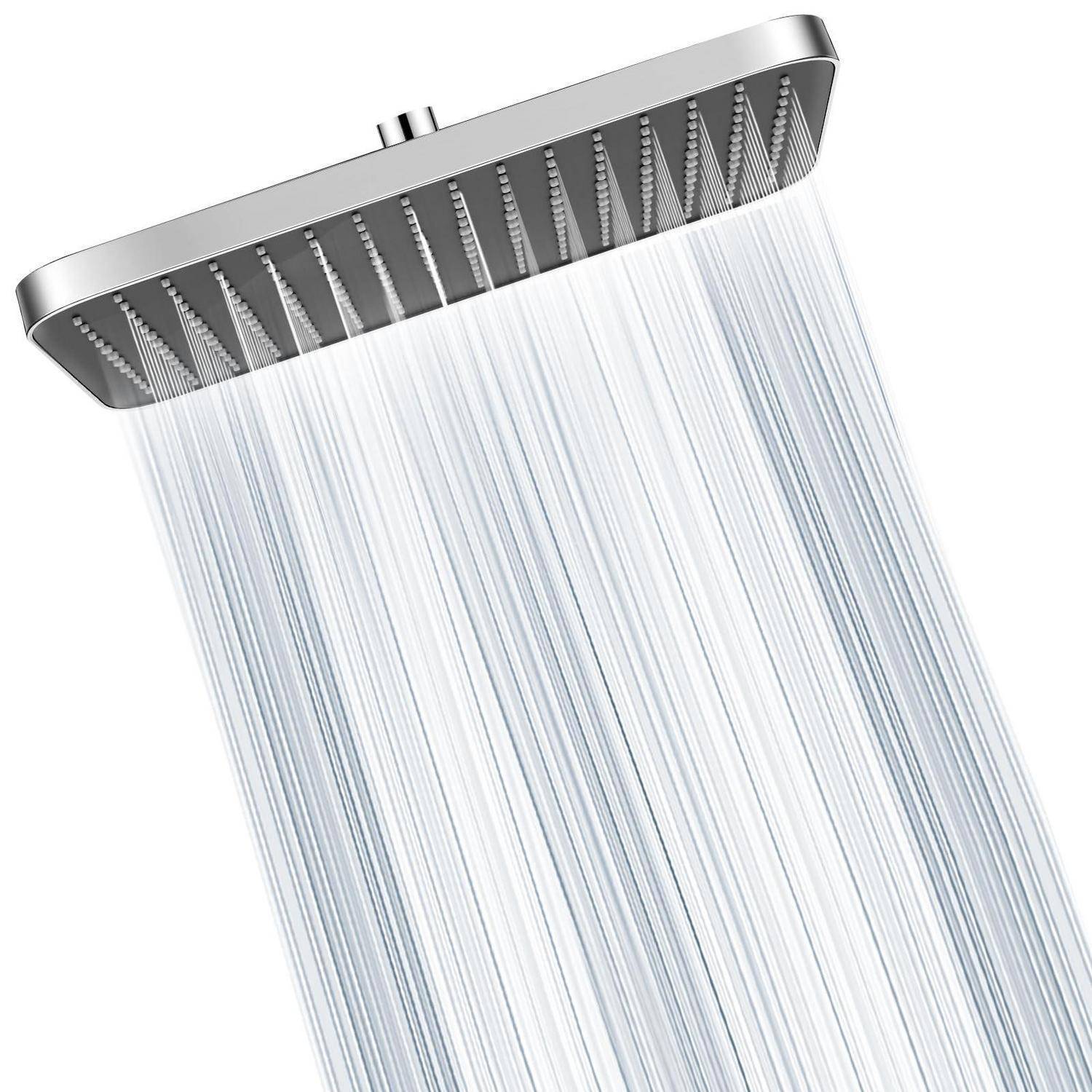Regenbrausekopf, der Wasser in einem breiten, abgewinkelten Strahl gegen einen weißen Hintergrund sprüht.