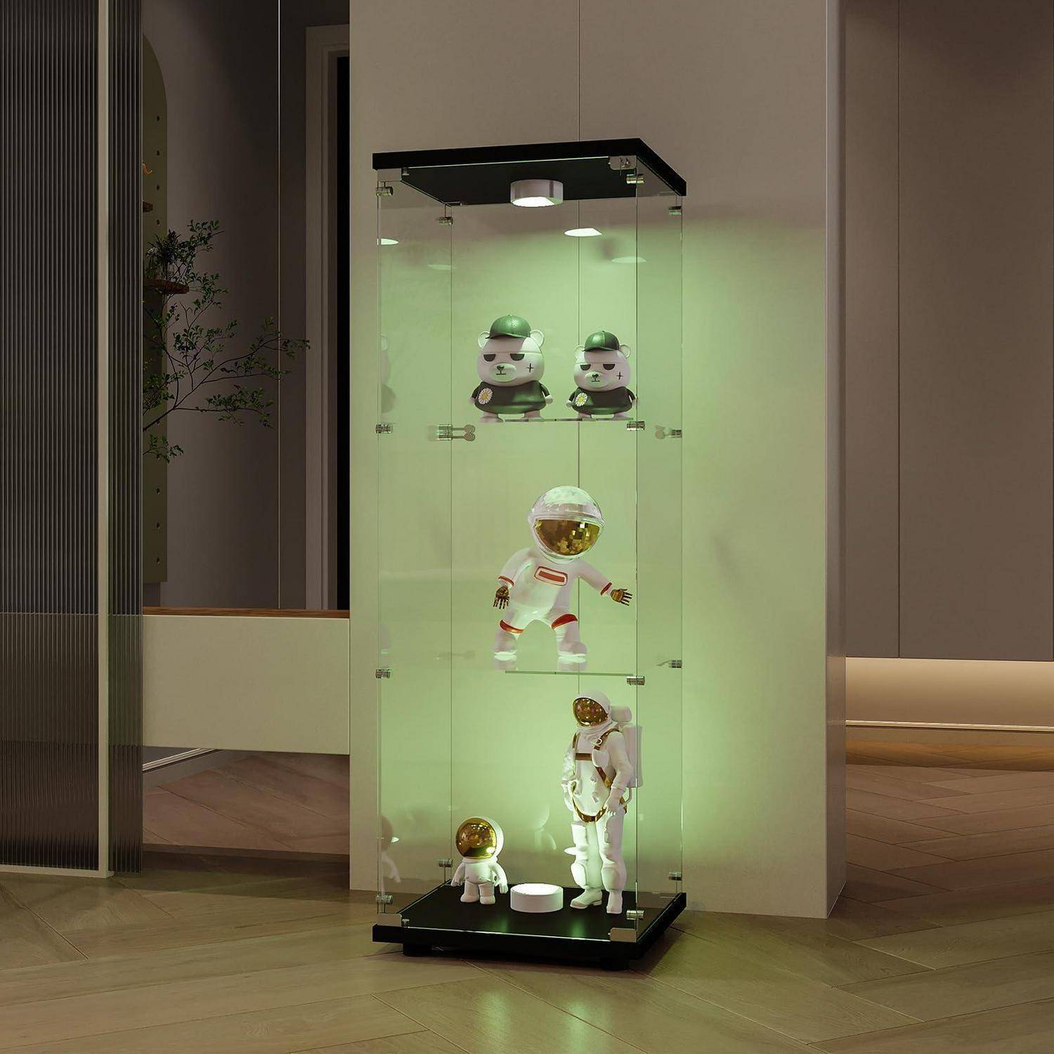 Ein beleuchtetes Glausdisplaykasten mit vier kleinen Astronautenfiguren, darunter eine zentrale Figur im weißen Raumanzug und zwei Figuren auf oberen Regalen, in einem modernen Raum.