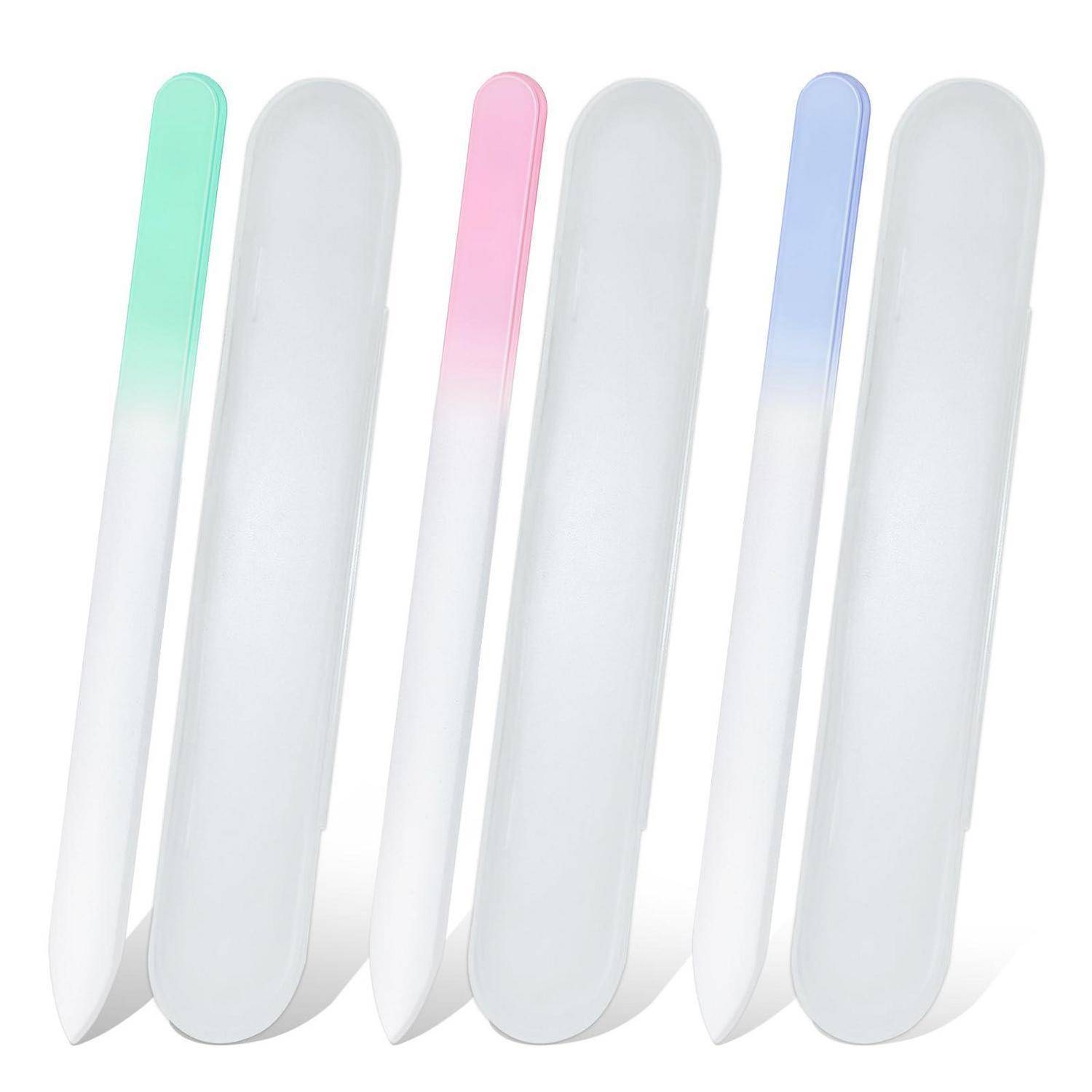 Sechs Nagelfeilen in Pastelltönen mit abgerundeten weißen Griffen, aufrecht angeordnet mit abwechselnden Mint-, Rosa- und Blauakzenten auf weißem Hintergrund.