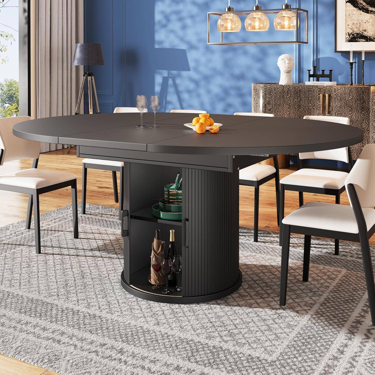 Modernes Esszimmer mit einem runden schwarzen ausziehbaren Tisch, sechs Stühlen, Pendelleuchten und einer blauen Akzentwand.