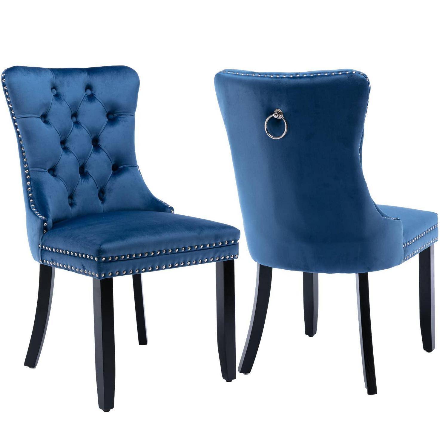 Zwei blau gepolsterte Esszimmerstühle, einer von vorne und einer von hinten gezeigt, mit gesteppten Rückenlehnen, Nagelkopfleisten und schwarzen Beinen.