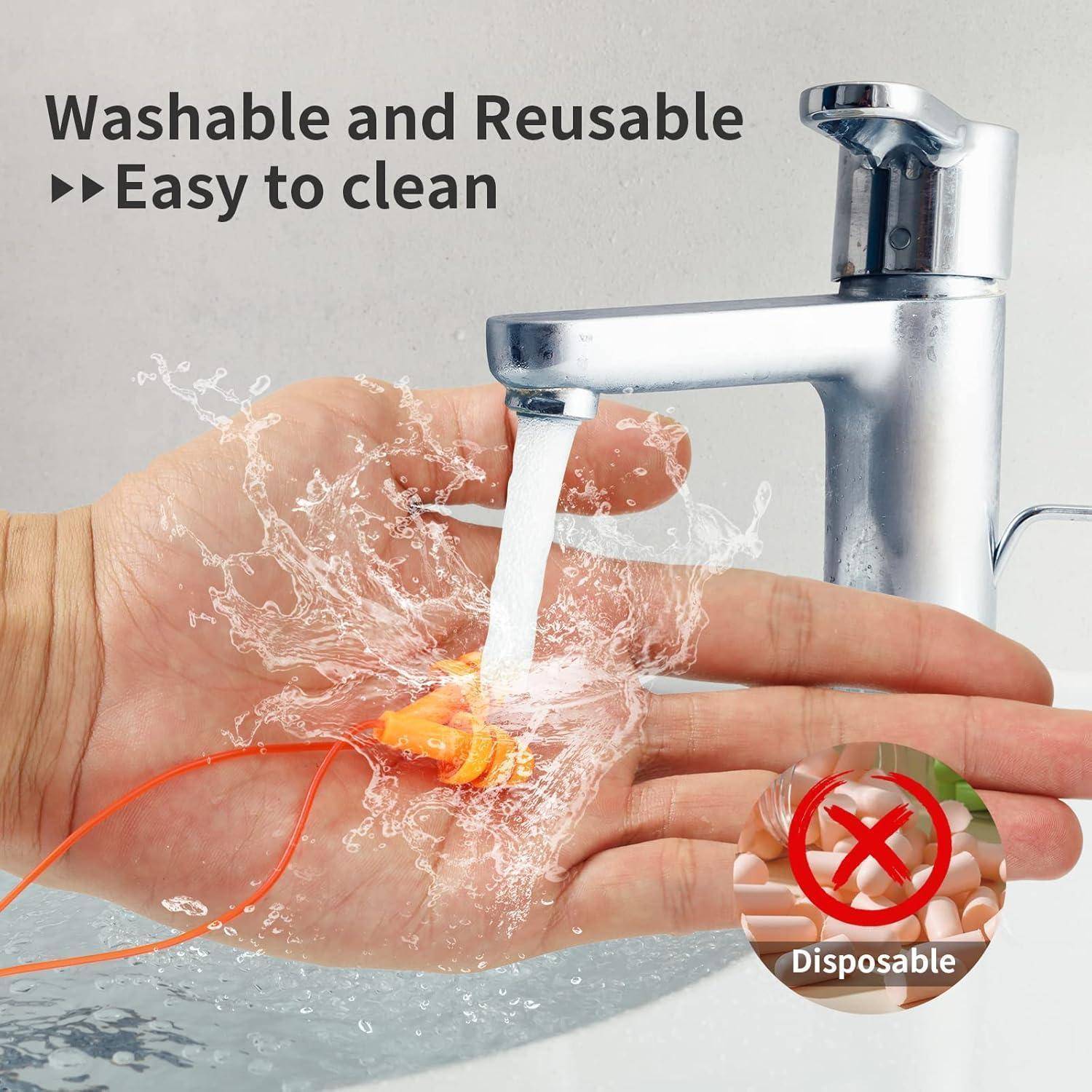 Wiederverwendbarer oranger Ohrstöpsel, der unter fließendem Wasser in einer Hand gespült wird, mit Text „Waschbar und wiederverwendbar