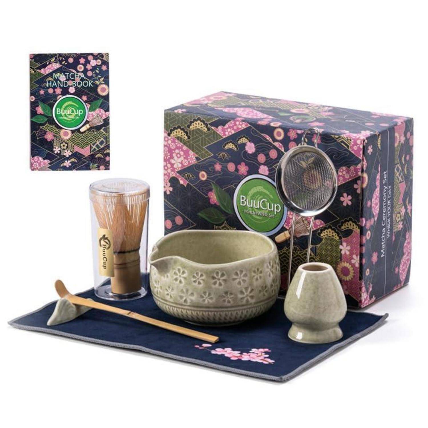 Matcha-Tee-Set mit Schale, Besen, Sieb, Löffel, Bambusbecker, Tuch und Handbuch in Blumenverpackung.