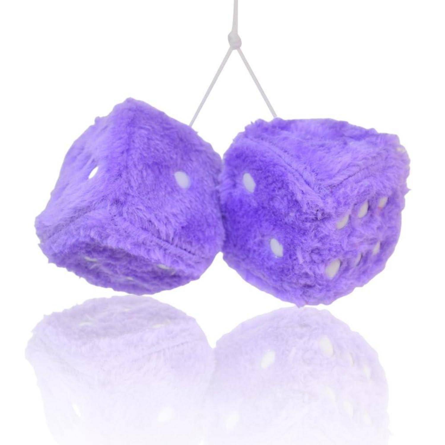 Zwei flauschige violette würfelförmige Plüschtiere hängen an Schnüren vor einem weißen Hintergrund, mit schwachen gespiegelten Reflexionen darunter.