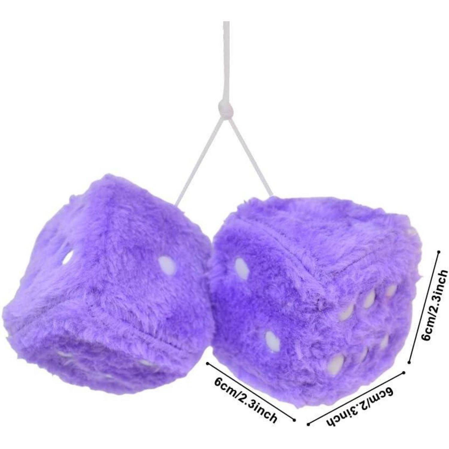 Zwei lila flauschige Würfel-Schlüsselanhänger, die von einer Schlaufe hängen, jeder Würfel mit 6 cm/2,3 Zoll beschriftet.