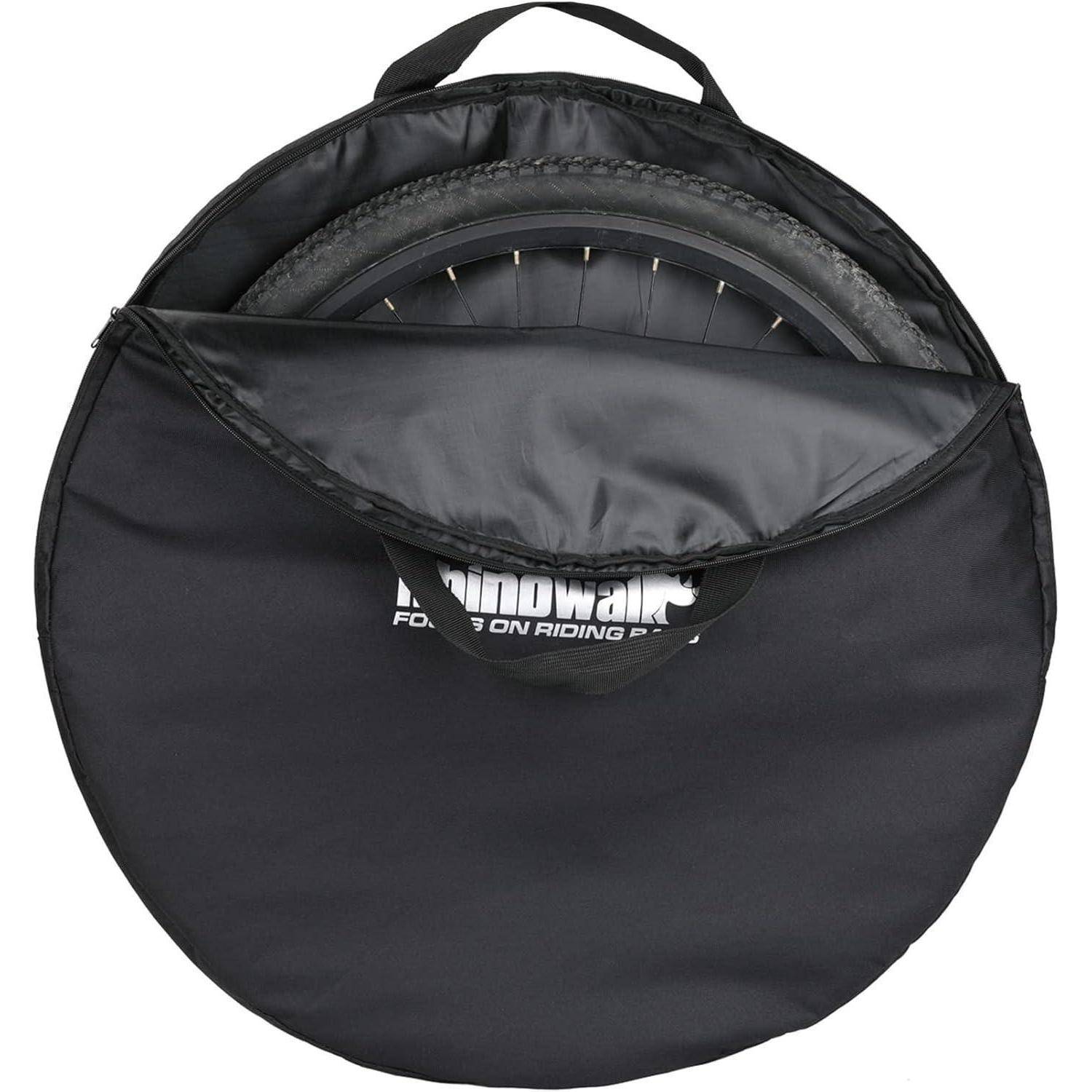 Schwarze Fahrradradtasche mit einem Reißverschluss-Vorderdeckel, durch den teilweise ein Rad sichtbar ist.
