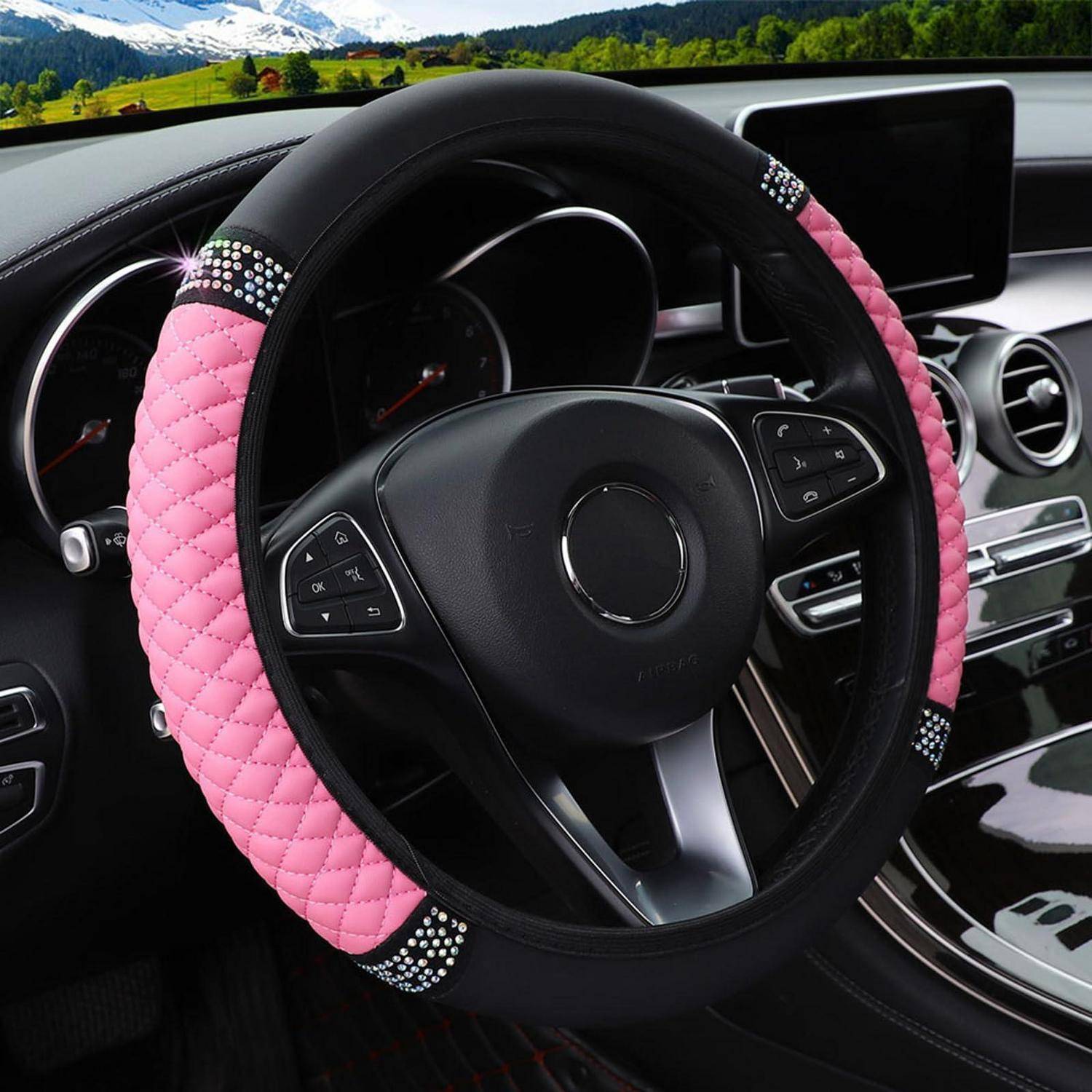 Rosa gesteppte Lenkradabdeckung auf einem schwarzen Autolenkrad, gezeigt in einem modernen Luxusautoinnenraum.