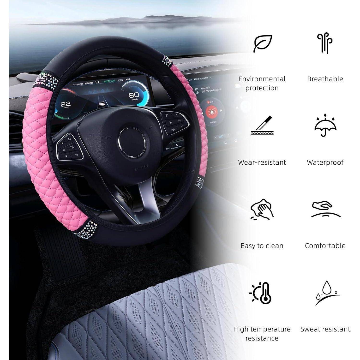 Rosa gesteppte Lenkradabdeckung auf dem Lenkrad eines Autos, mit Symbolen, die Funktionen auflisten: Umweltschutz, atmungsaktiv, verschleißfest, wasserdicht, leicht zu reinigen, komfortabel, Hochtemperaturbeständigkeit, schweißresistent.
