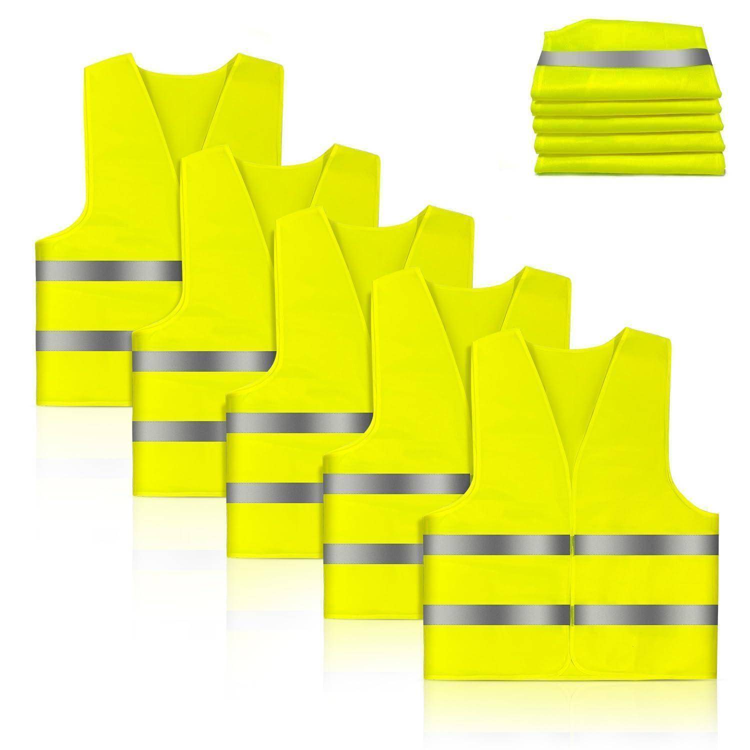 Stapel von leuchtend gelben reflektierenden Sicherheitswesten mit silbernen Streifen, in mehreren überlappenden Größen auf weißem Hintergrund dargestellt.