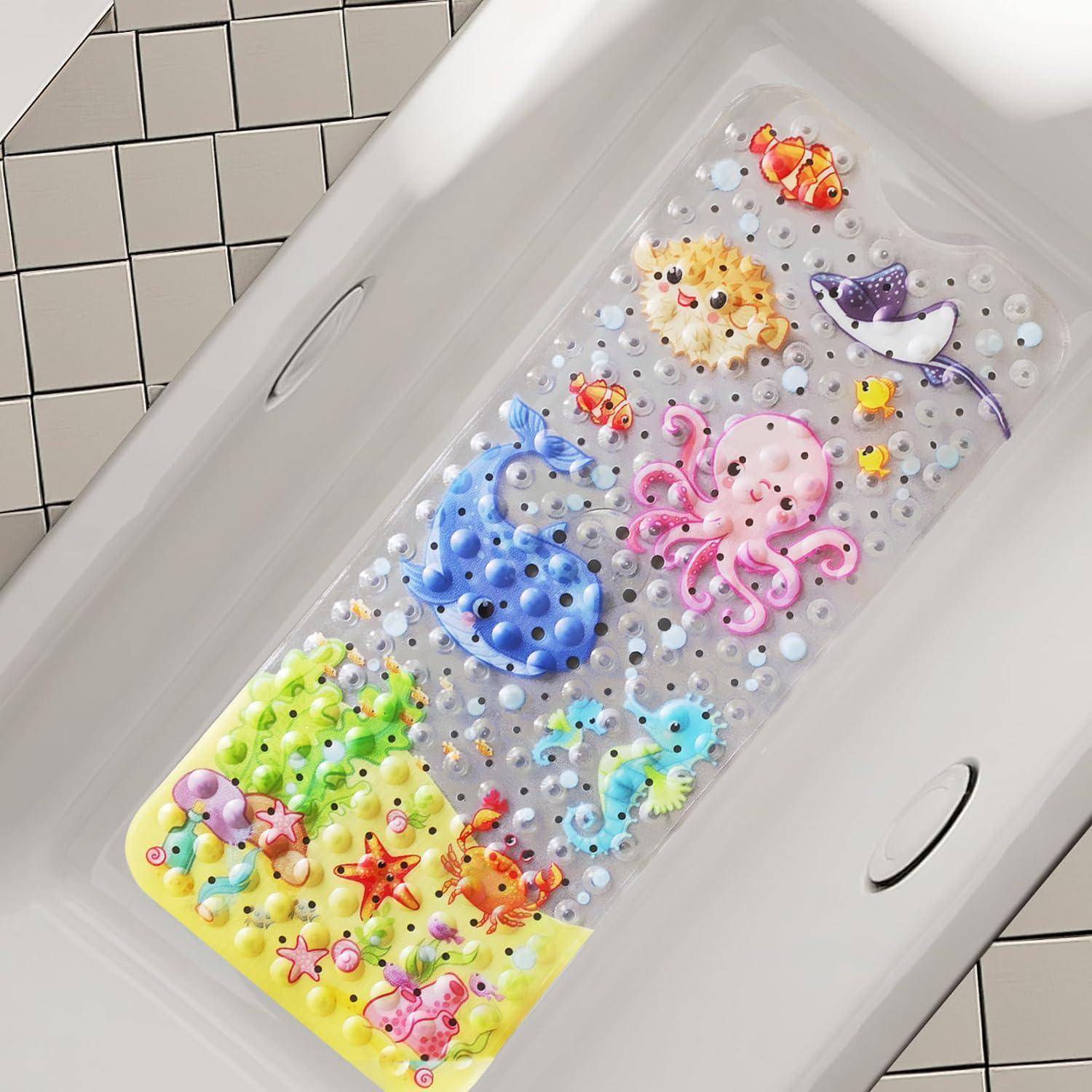 Eine durchsichtige Badematte mit bunten Meerestier-Figuren und Saugnapfern liegt in einer weißen Badewanne, mit sichtbarem Fliesenboden rundherum.
