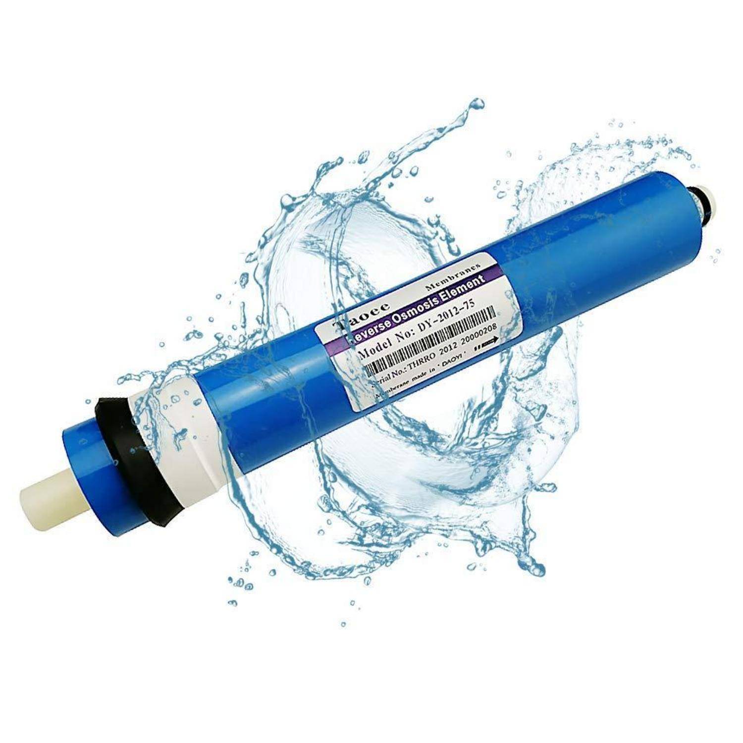 Blauer Umkehrosmose-Wasserfiltereinsatz mit Wasserspritzern drumherum auf weißem Hintergrund.