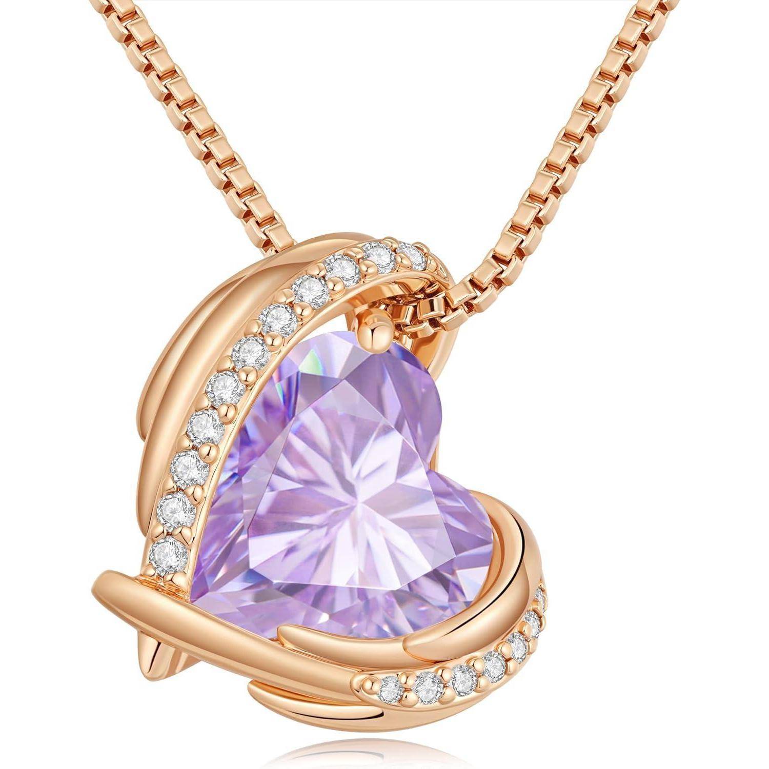Roségold-Herz-Anhänger-Halskette mit einem facettierten Lavendel-Edelstein und kleinen klaren Steinen entlang der geschwungenen Fassung.