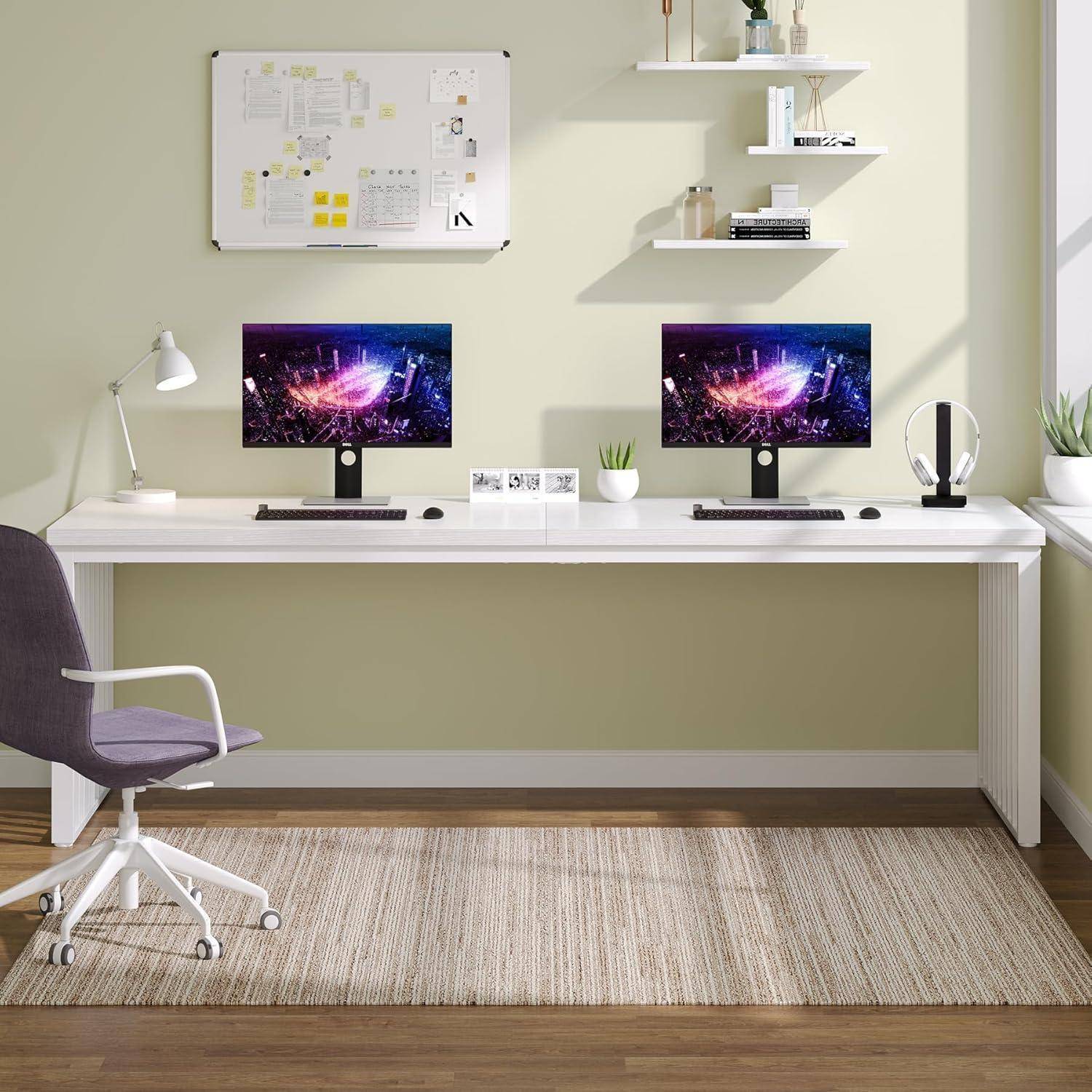 Modernes Heimbüro mit einem langen weißen Schreibtisch, zwei Monitoren, Tastatur- und Maussets, Schreibtischlampe, Stuhl, Wandregalen und einer Pinnwand.