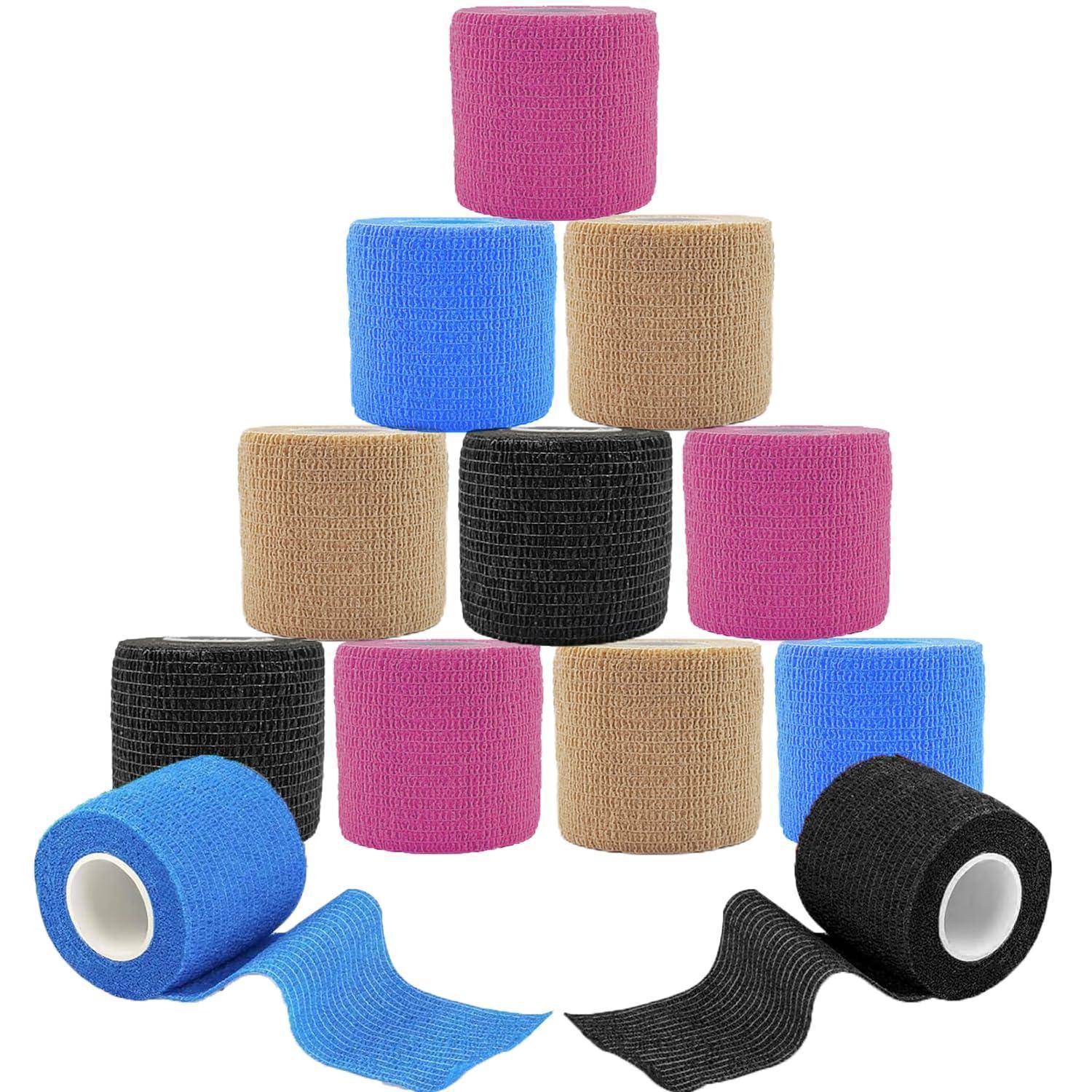 Stapel von farbenfrohen Rollen aus Haftpflastermaterial und lose verpackte Pflaster auf weißem Hintergrund.
