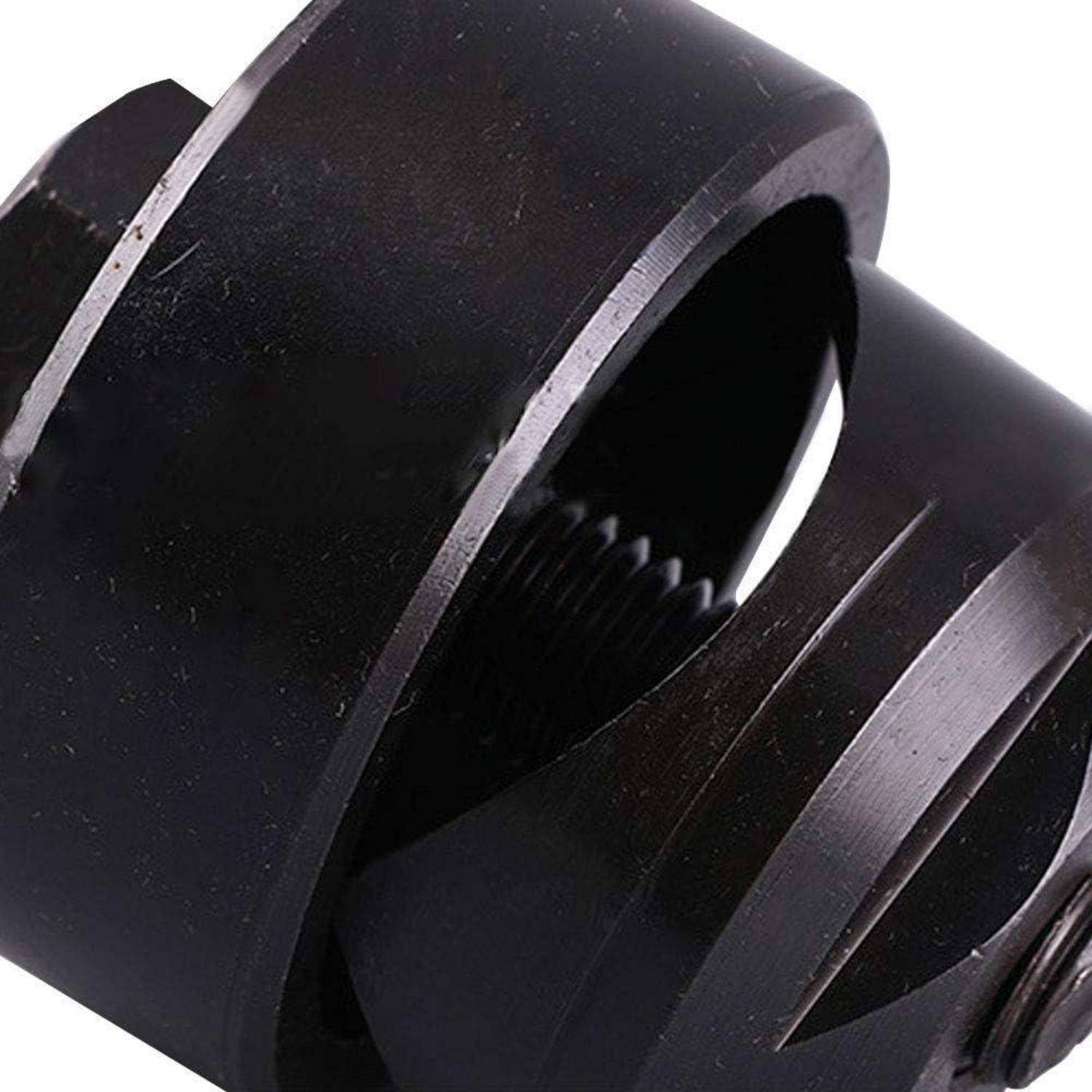 Nahaufnahme einer schwarzen Metallverbindung oder Kupplung mit mechanischer Befestigung mit einer Gewindebohrung, dargestellt auf weißem Hintergrund.