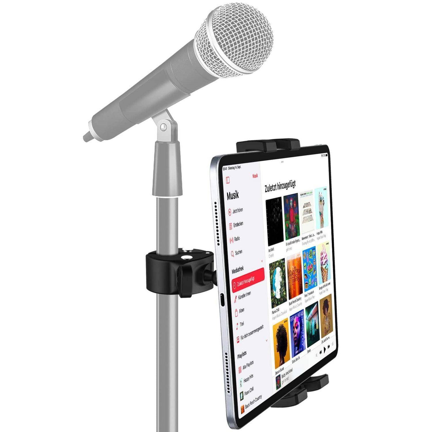 Tablet montiert auf einem Mikrofonständer, das auf dem Bildschirm eine Musikbrowser-App zeigt.