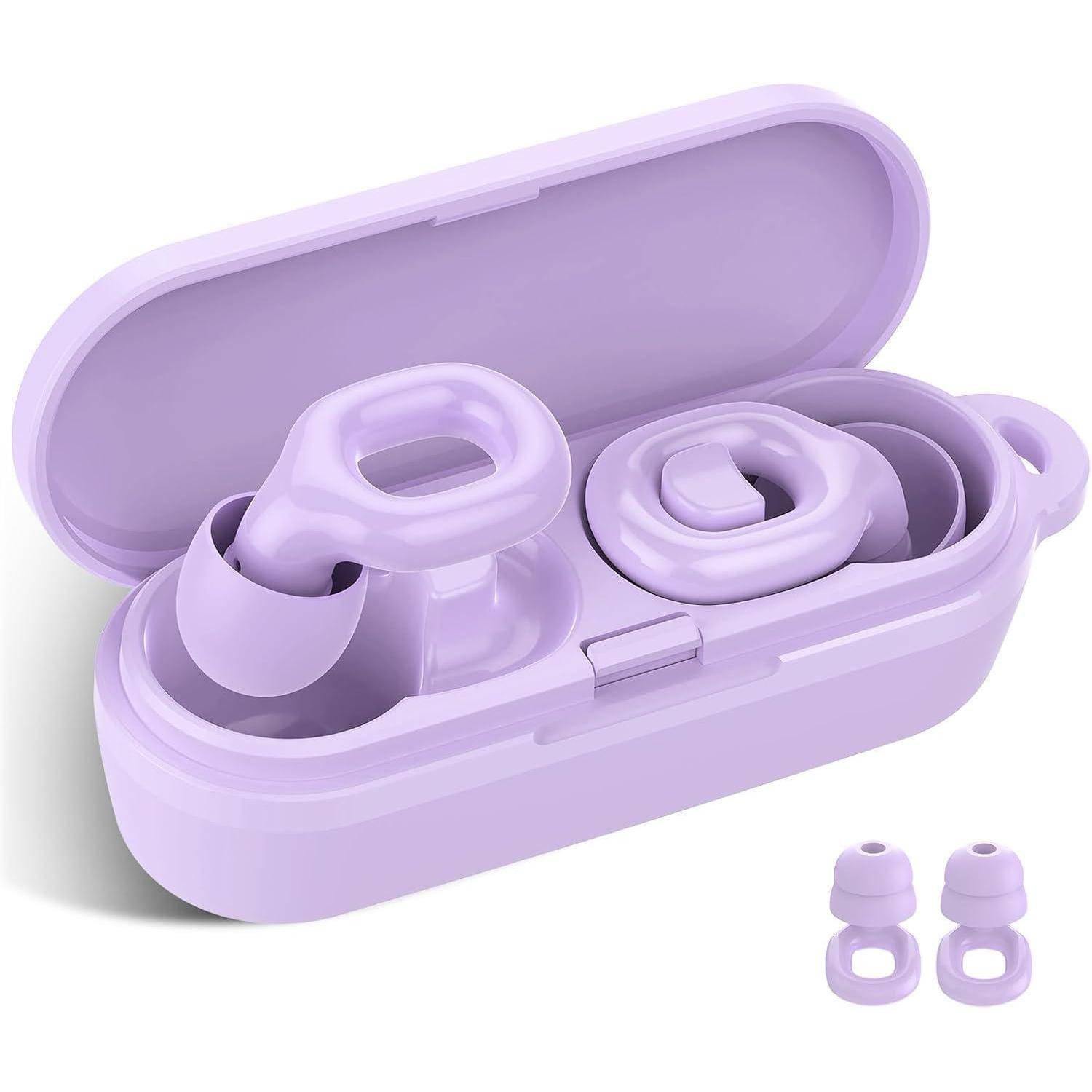 Lavendelfarbene Silikon-Ohrstöpsel im In-Ear-Kopfhörer-Stil in einem offenen Transportetui, mit zwei zusätzlichen Ersatztips daneben abgebildet.