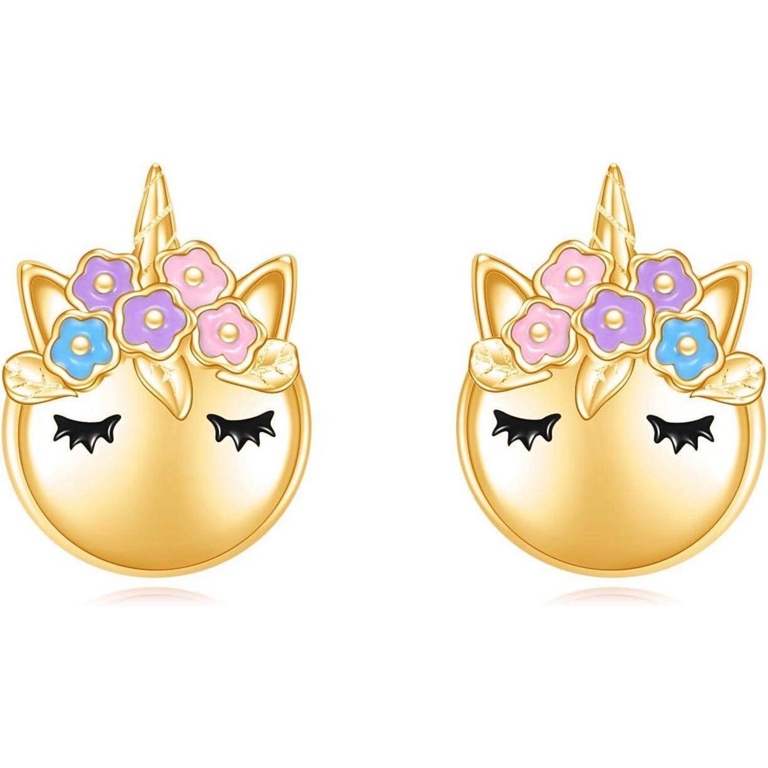 Paar goldener Einhorn-Ohrringe mit geschlossenen Augen und Pastellblumenkronen, nebeneinander auf weißem Hintergrund gezeigt.