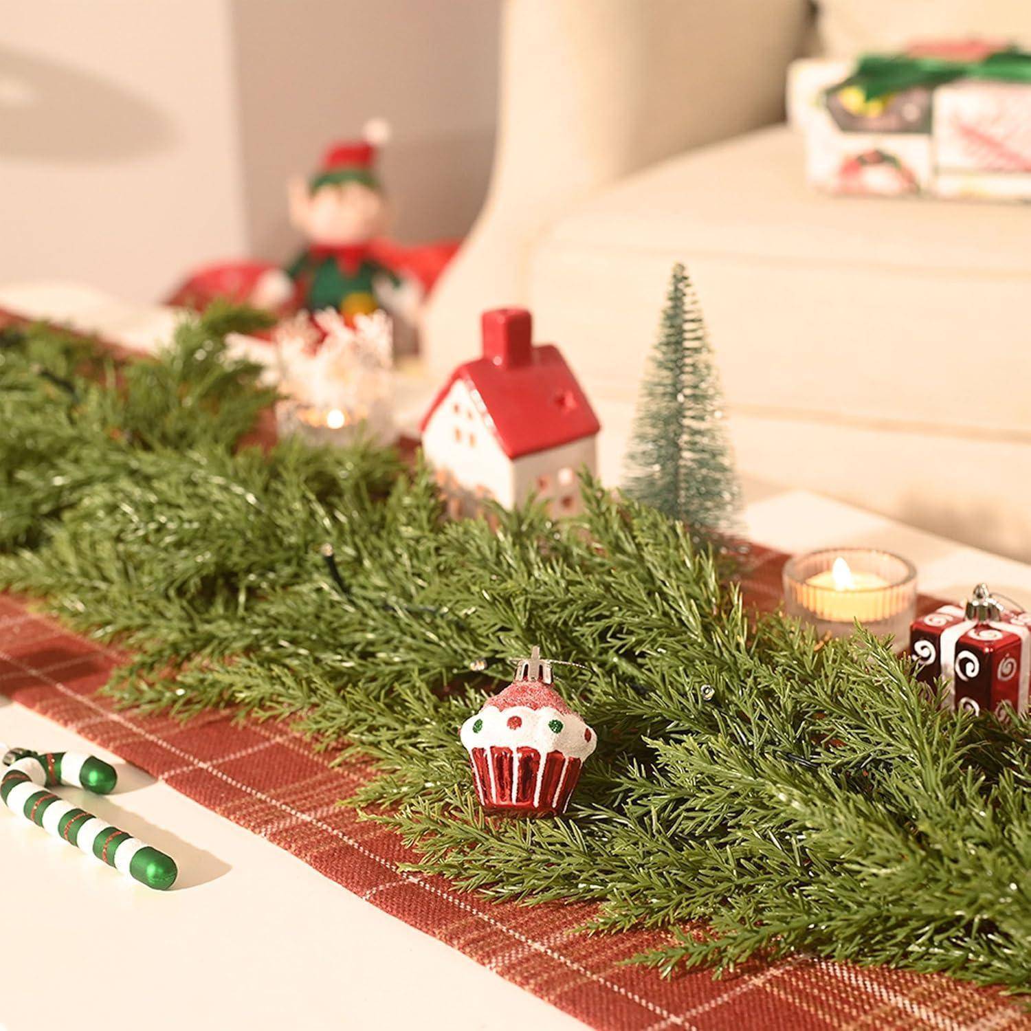 Weihnachtstisch-Mittelstück mit immergrüner Girlande, Karomuster-Läufer, kleinem Haus, Baum, Kerze und Cupcake-Ornament.