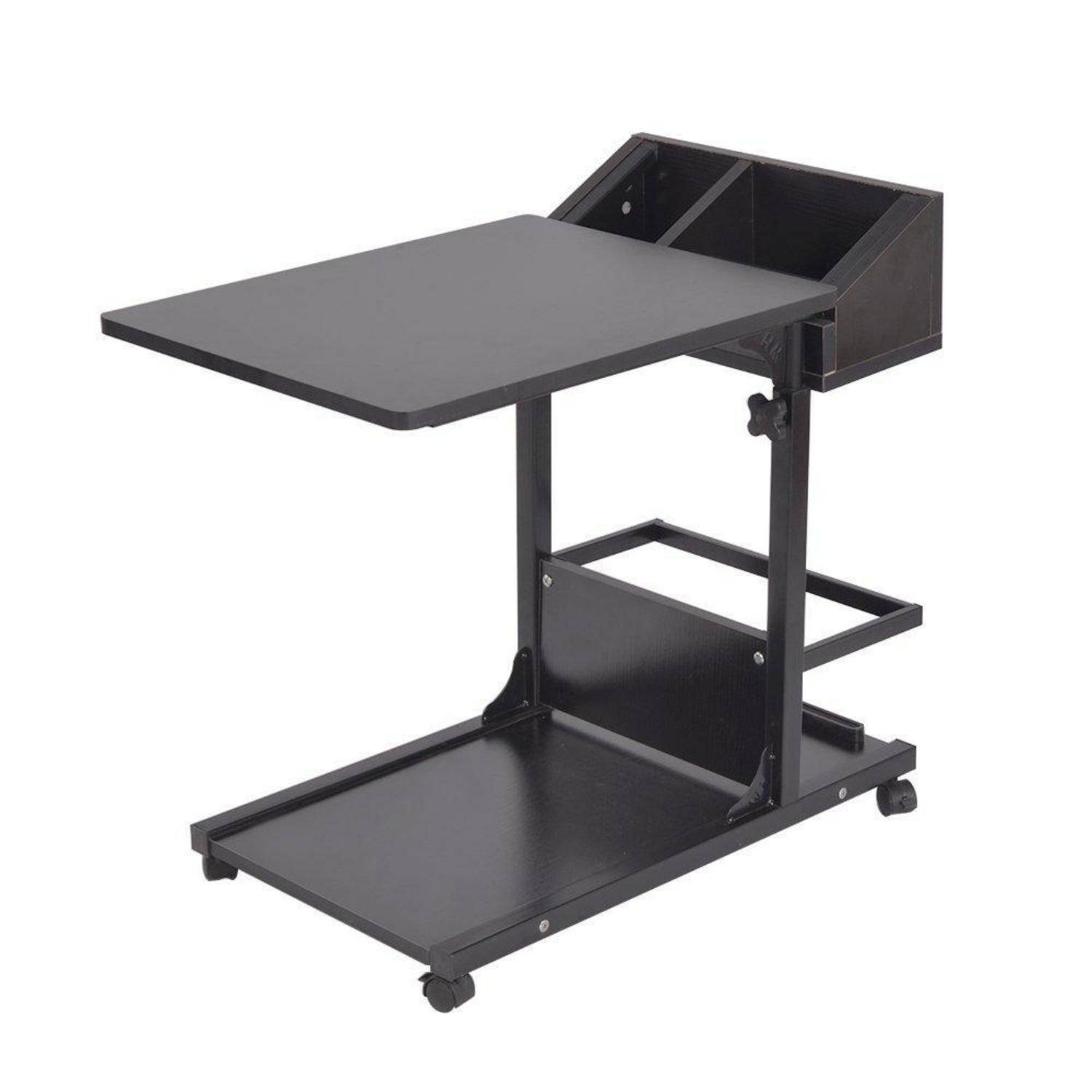 Schwarzer höhenverstellbarer fahrbarer Laptoptisch mit neigbarer Arbeitsplatte, Seitenlagerung und unteres Tablett auf Rollen.