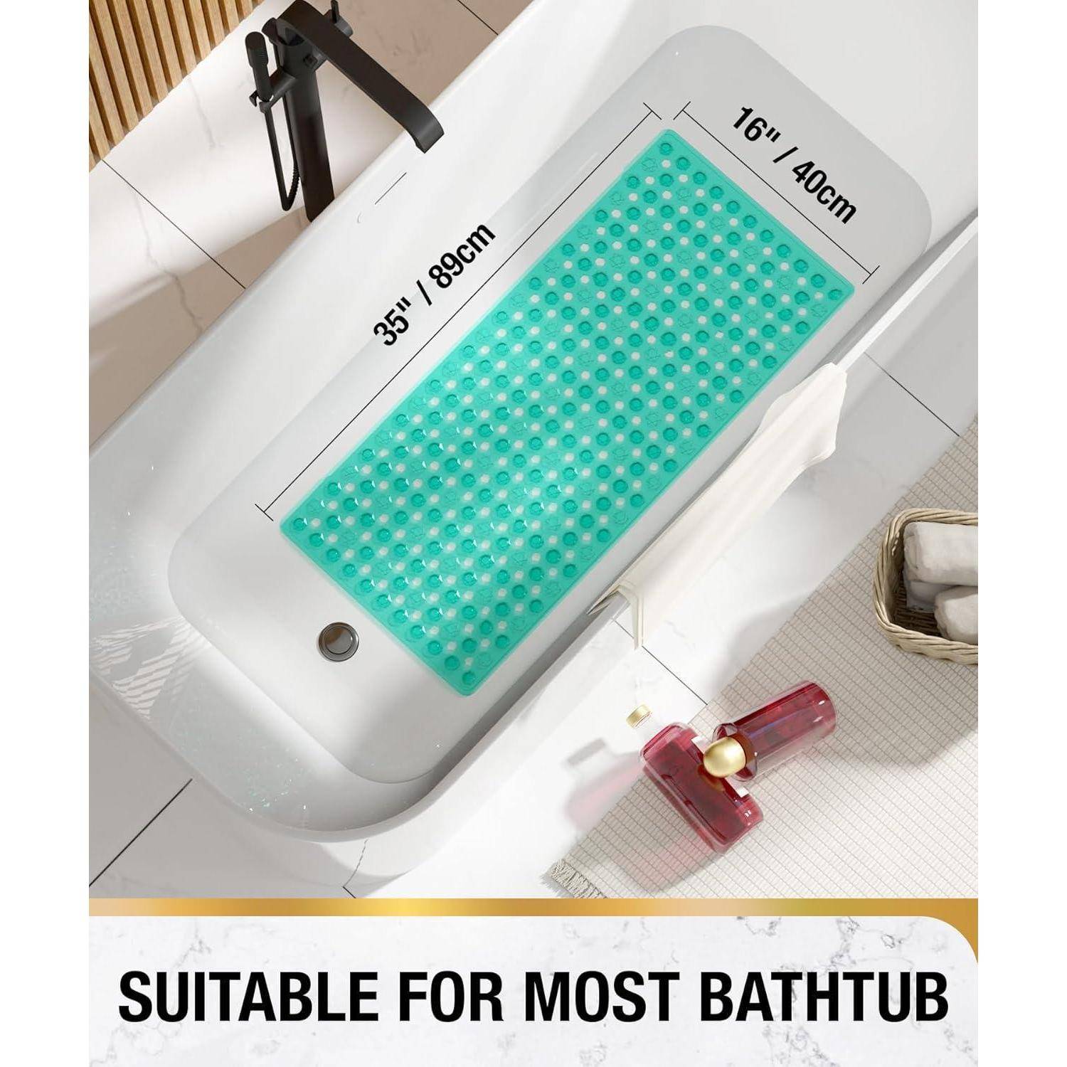 Badewanne mit einer türkisfarbenen Antirutschmatte; die Beschriftung vermerkt, dass sie in die meisten Badewannen passt und zeigt die Abmessungen 35
