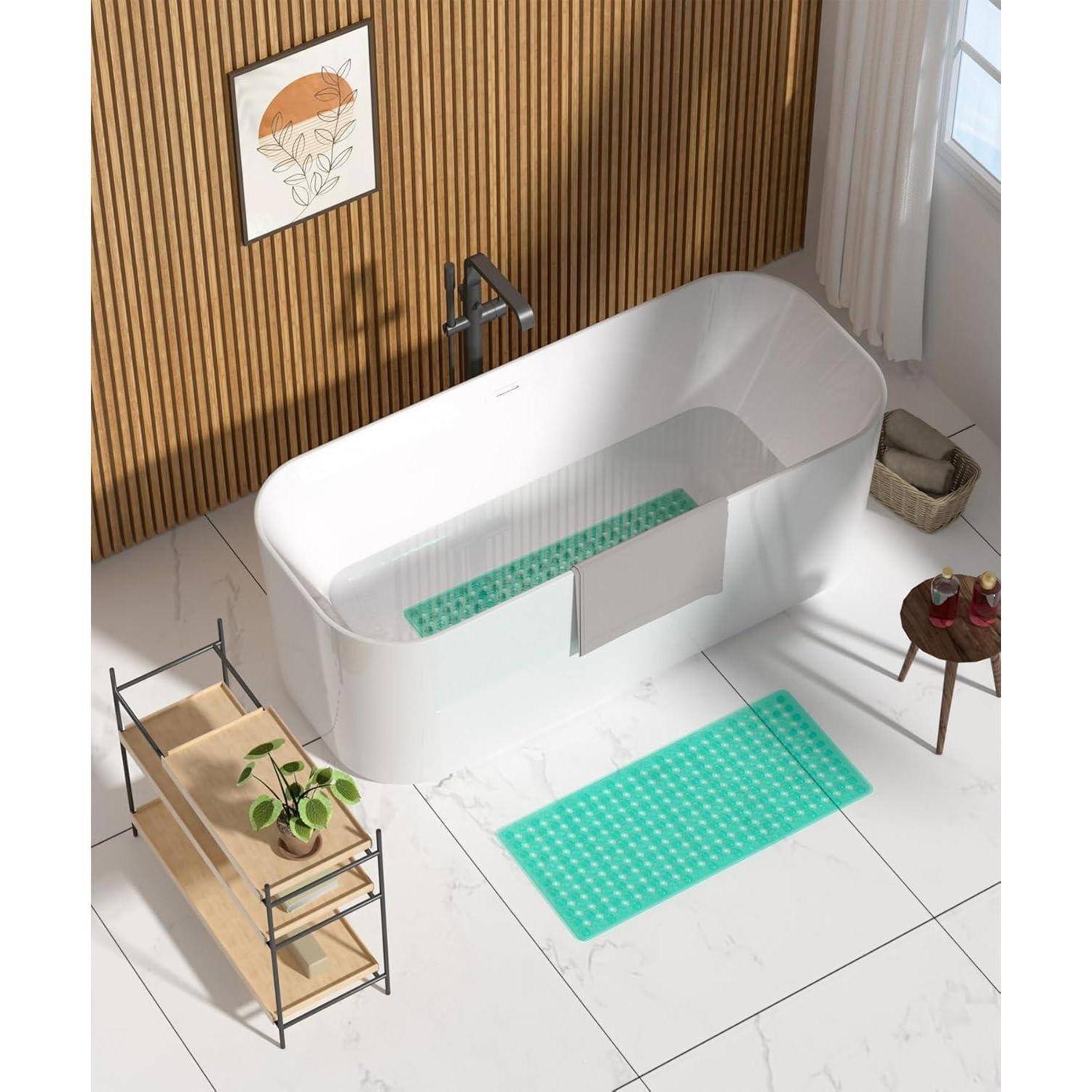Modernes Badezimmer mit freistehender ovaler weißer Wanne, schwarzem Wasserhahn, Akzentwand mit Holzlatten, türkisfarbener Badmatte und dekorativen Regal- und Beistelltisch-Akzenten.