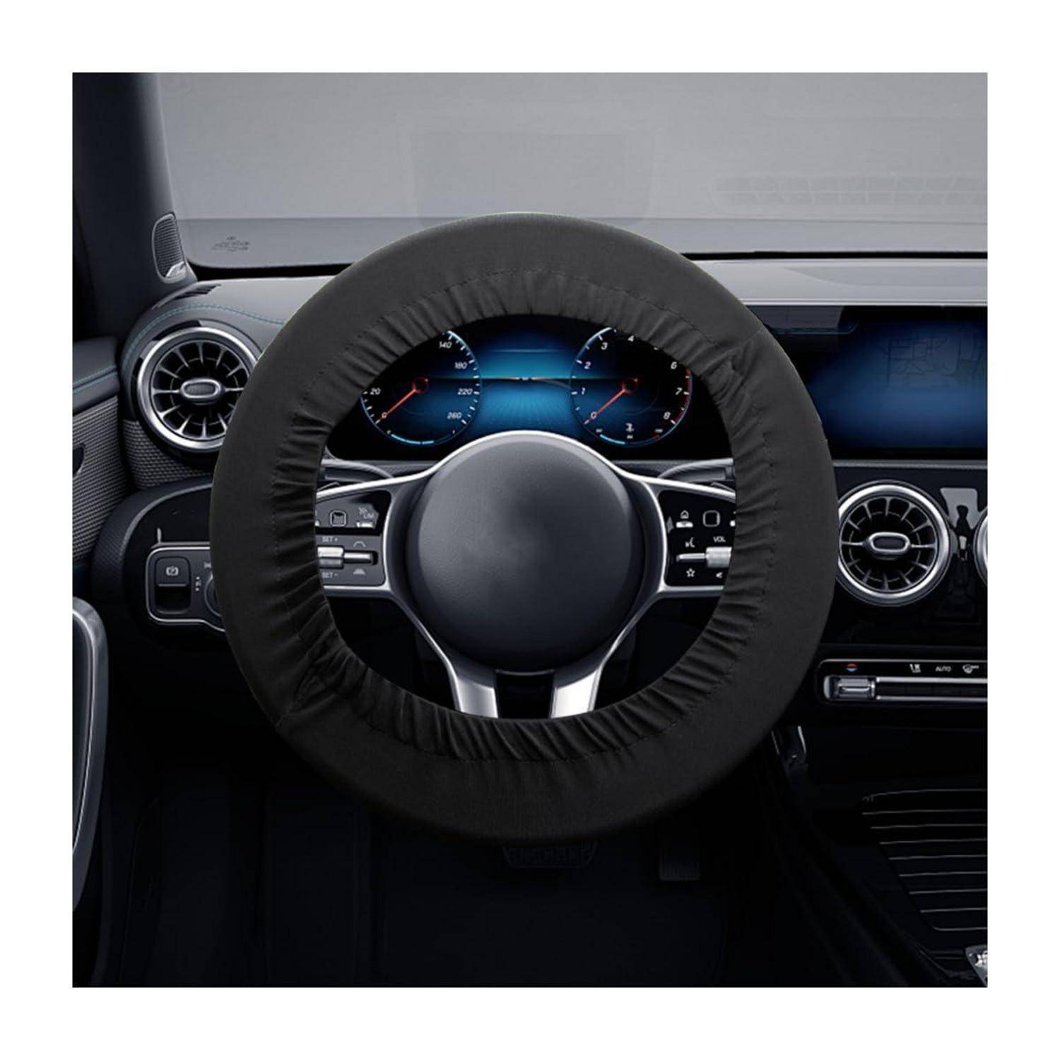 Autoinnenraum mit Lenkrad und Armaturenbrett, zeigt eine schwarze Lenkradabdeckung und digitales Instrumentencluster.