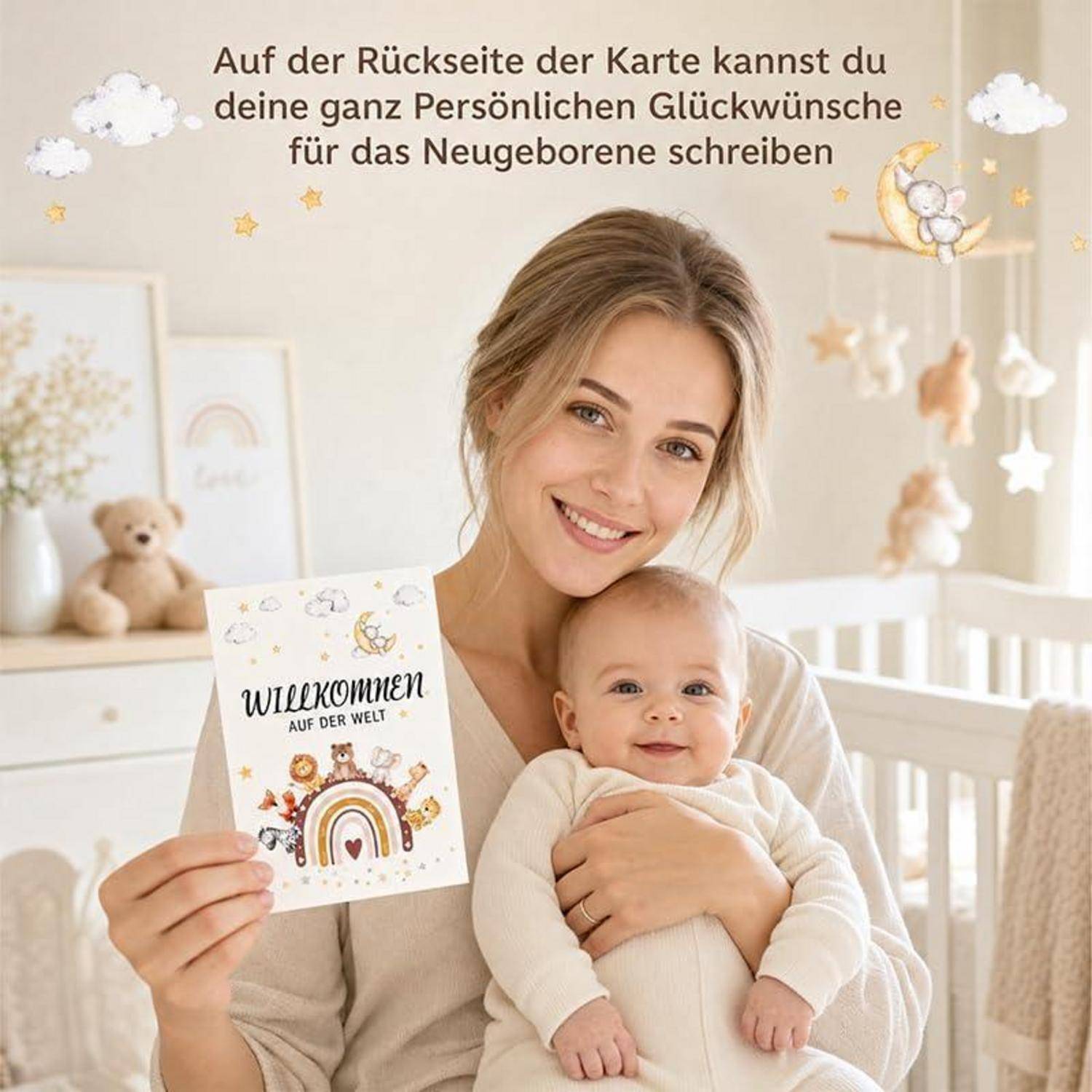 Lächelnde Mutter, die ein Baby hält und eine Neugeborenen-Willkommenskarte; Deutscher Text besagt, dass Sie persönliche Glückwünsche auf der Rückseite der Karte schreiben können.