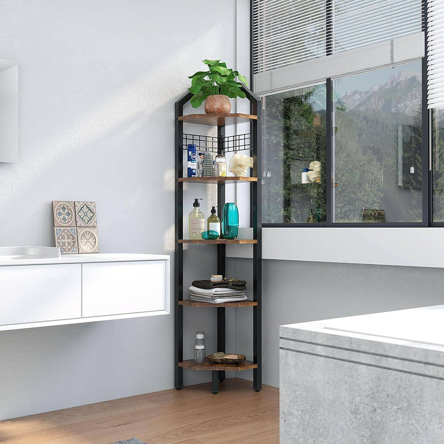 Minimalistisches modernes Zimmer mit Eckregalen, die Pflanzen, Flaschen, Handtücher und Deko neben einem Fenster und einem wandmontierten Schrank halten.