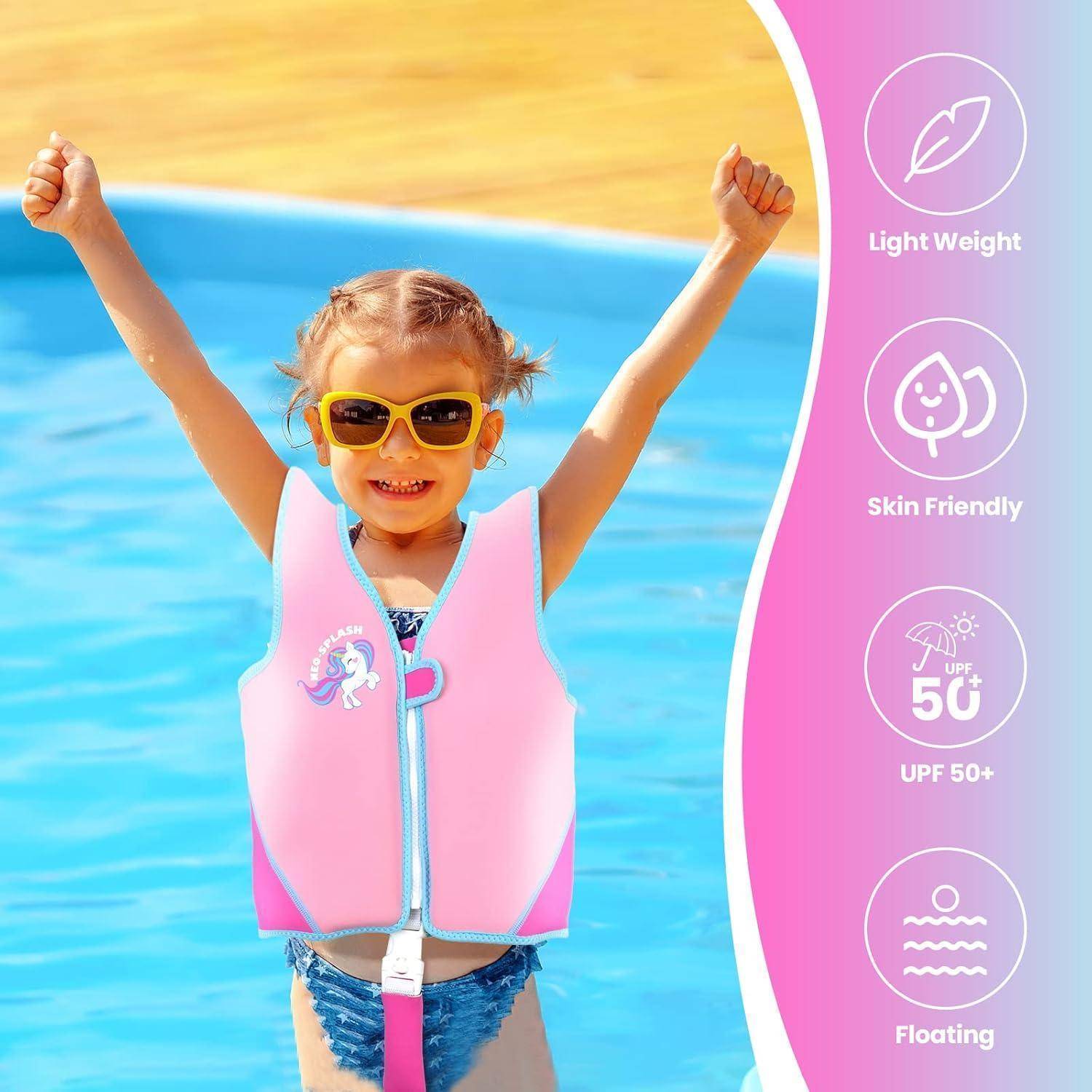 Lachendes Kind in einer rosafarbenen Schwimmweste und gelben Sonnenbrillen hebt beide Arme in einem Pool; Seitensymbole weisen auf leicht, hautfreundlich, UPF 50+ und auftriebsfördernd hin.