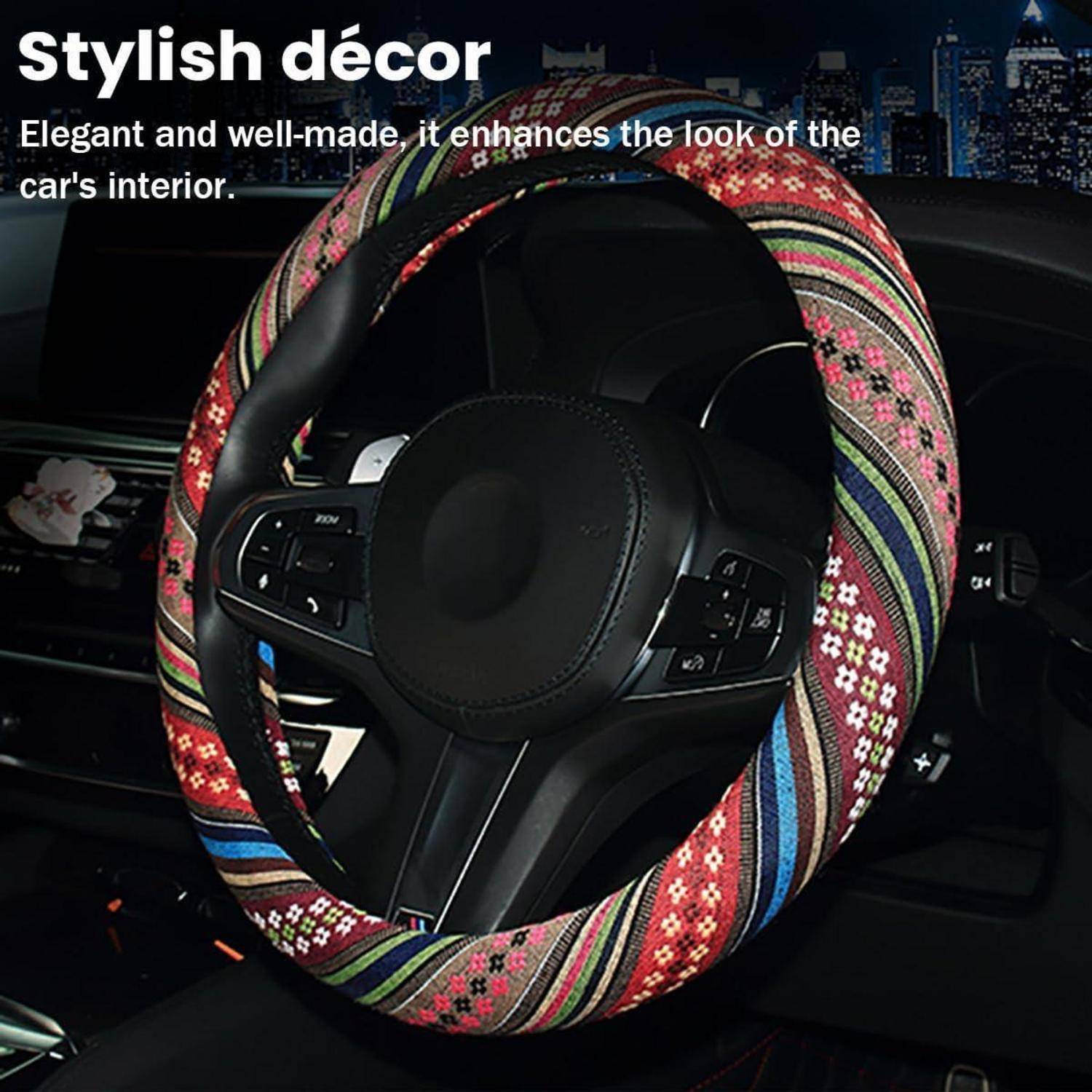 Bunte gemusterte Lenkradabdeckung auf einem Auto-Lenkrad, mit Text, der "Stylische Dekoration"" sagt und anmerkt, dass sie das Autoinnenraum-Interieur aufwertet.
