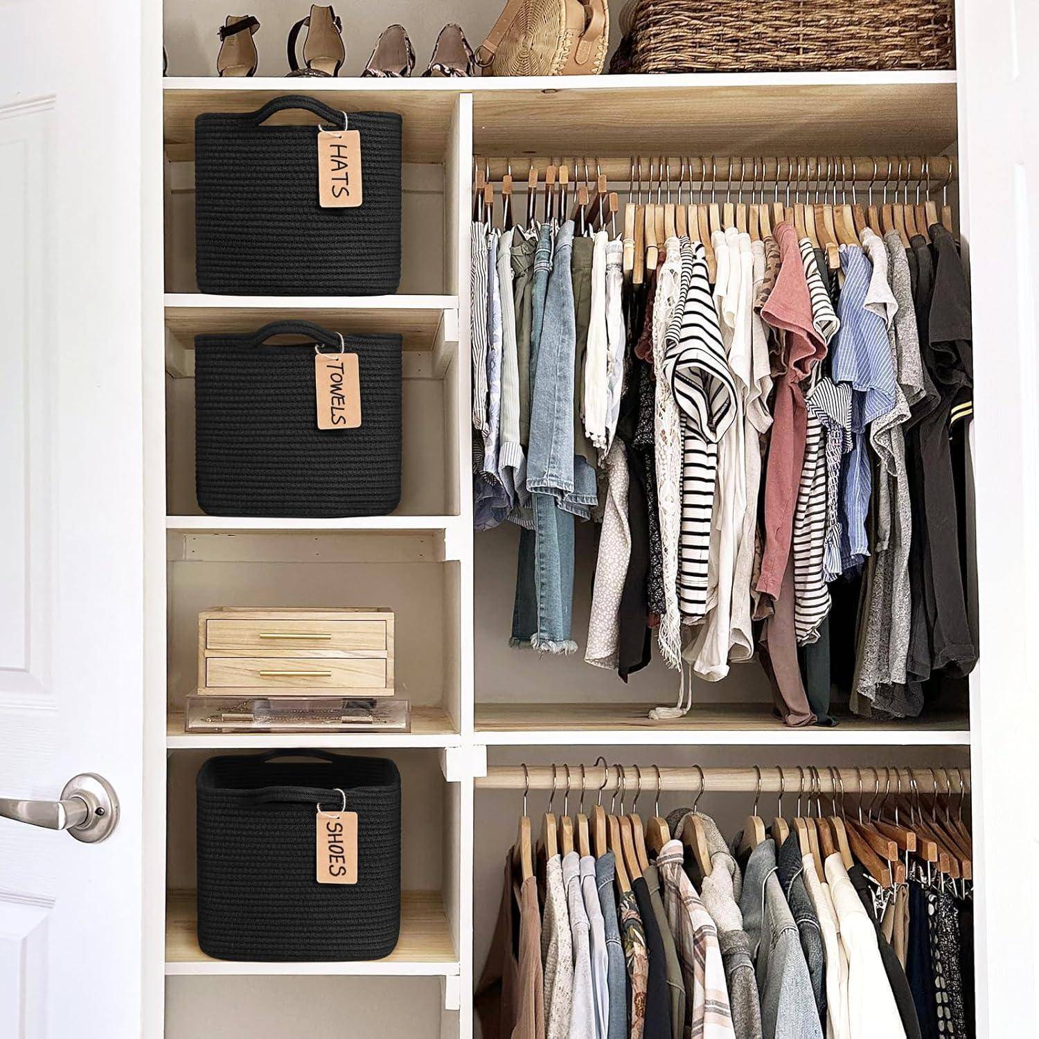Eingebauter Schrank mit hängender Kleidung, Regale mit beschrifteten Aufbewahrungsbehältern für Hüte, Handtücher und Schuhe, sowie Schuhe im oberen Regal gelagert.