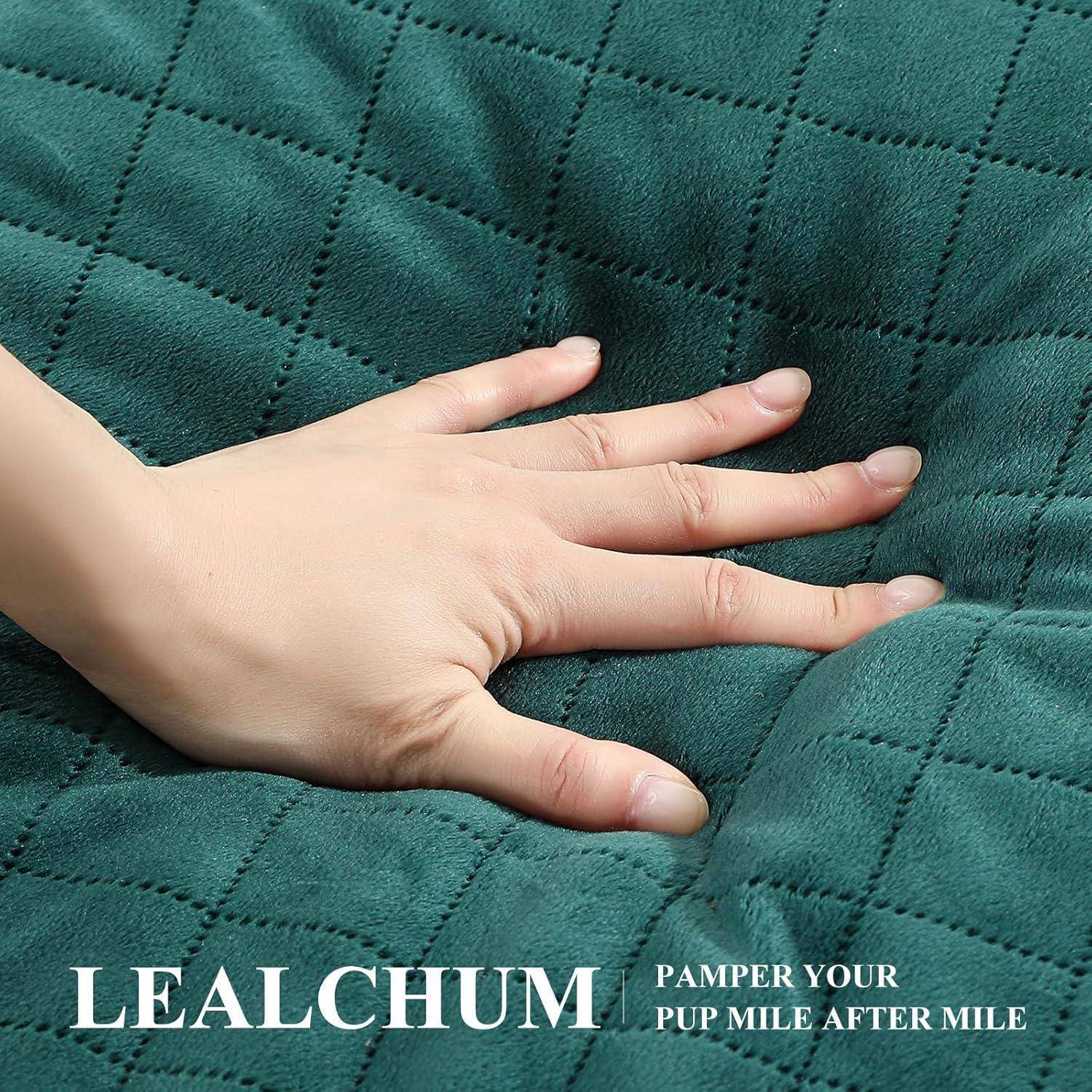 Hand drückt in ein gestepptes blaugrünes Haustierbett mit dem Text 'LEALCHUM' und 'VERWÖHNEN SIE IHREN WELPEN MEILE FÜR MEILE'.