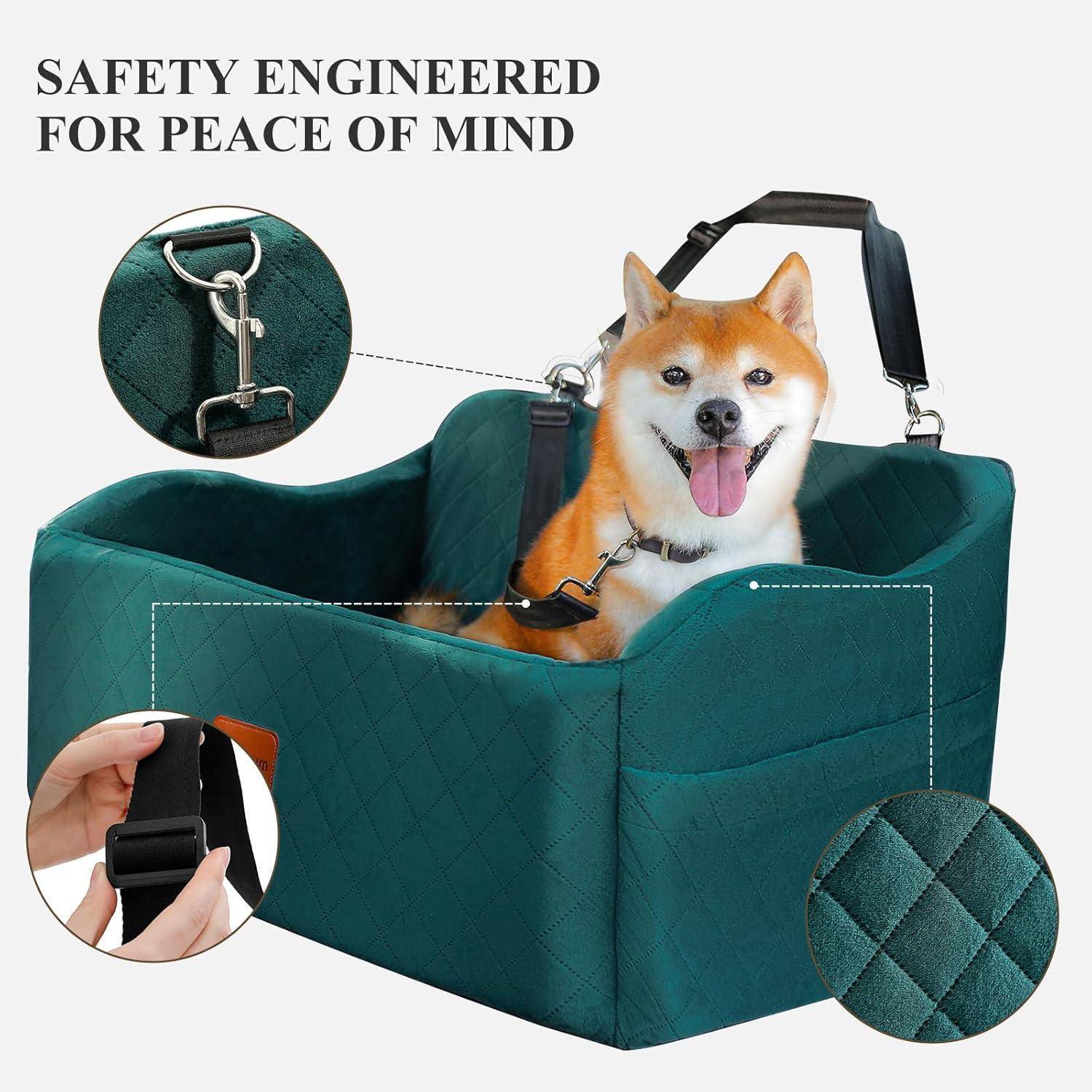 Teal gesteppter Hundeautositzkissen mit Sicherheitsgurt; Shiba Inu sitzt darin. Ausschnitte zeigen Details des Metallclips und des verstellbaren Verschlusses.