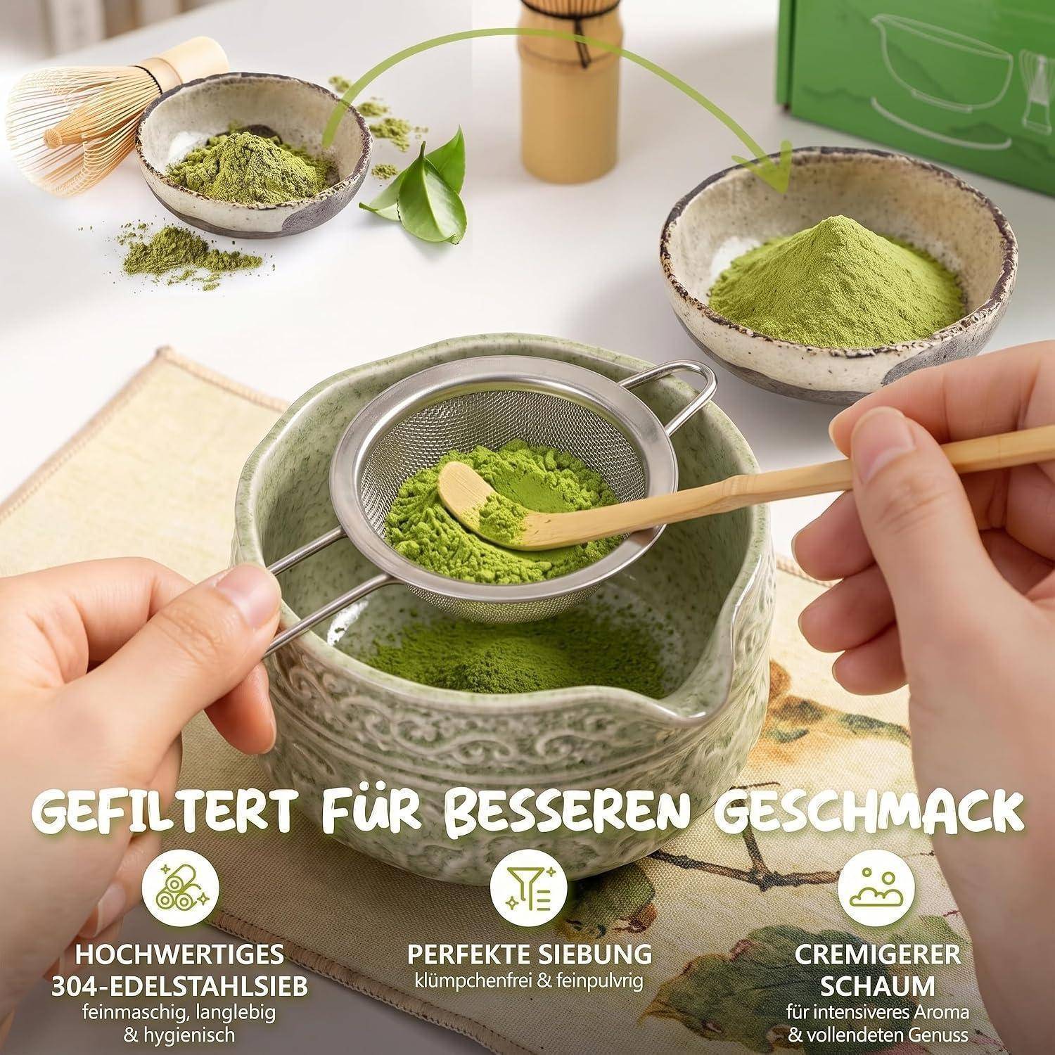 Hände, die helles grünes Matcha-Pulver durch ein feines Sieb in eine Keramikschüssel sieben, mit deutschem Text, der besseren Geschmack, perfektes Sieben und cremigen Schaum bewirbt.
