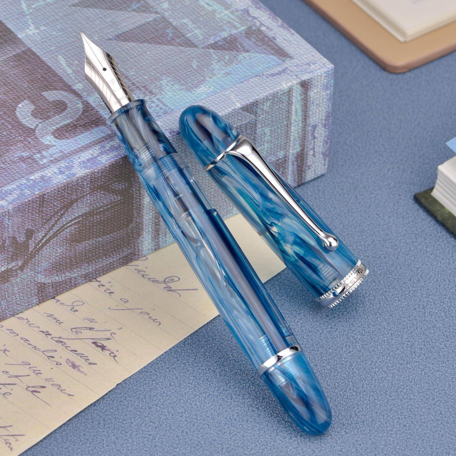 Blaulich marmorierter Füllfederhalter mit Kappe neben handschriftlicher Notiz auf einem Schreibtisch