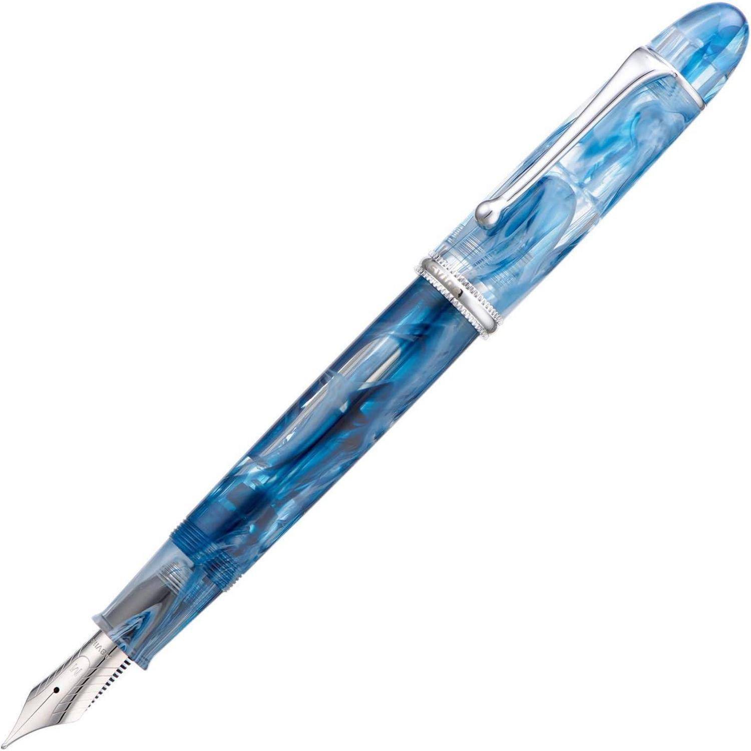 Blauer marmorierter Füllfederhalter mit transparenter Kappe, diagonal auf weißem Hintergrund dargestellt.