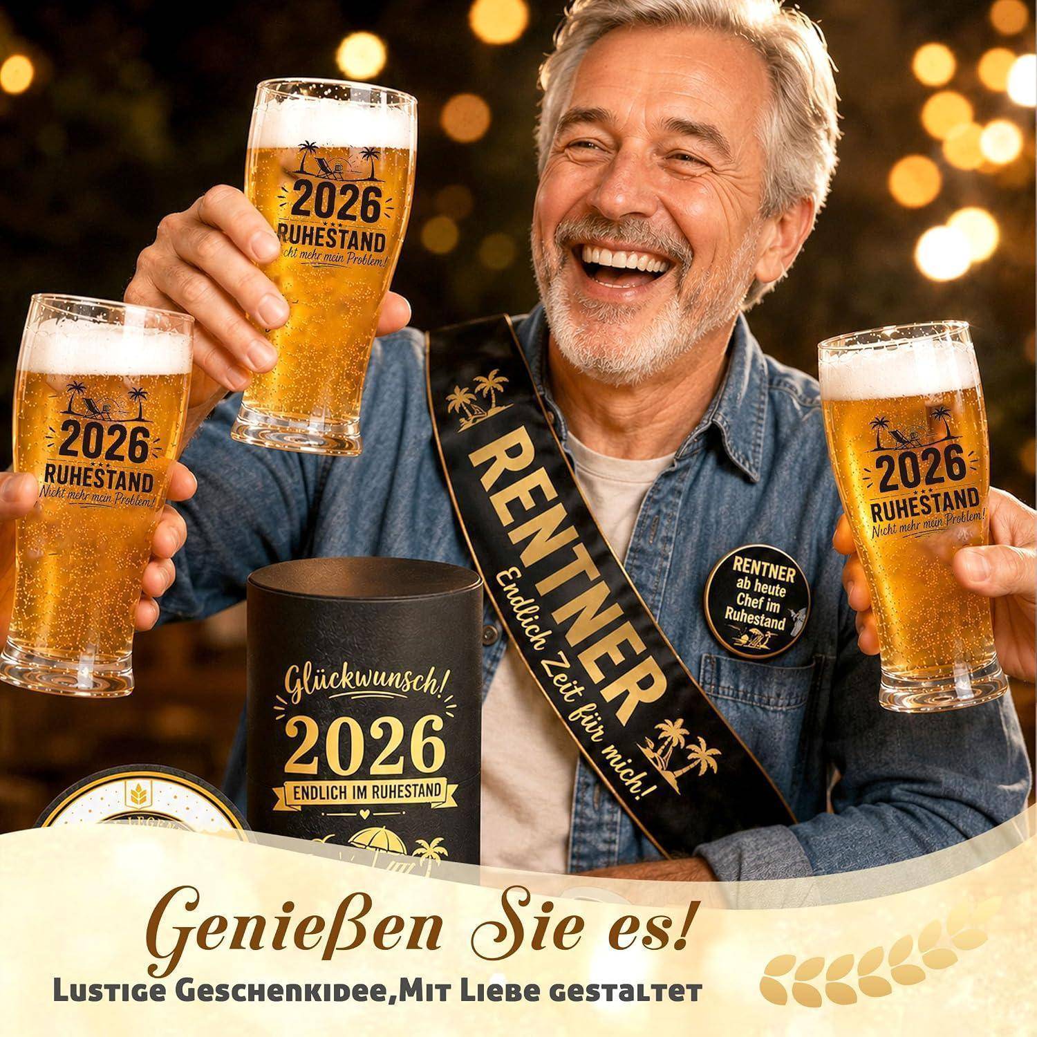 Lächelnder Mann feiert 2026 seinen Ruhestand und hält Biergläser; deutscher Text sagt „2026 Ruhestand