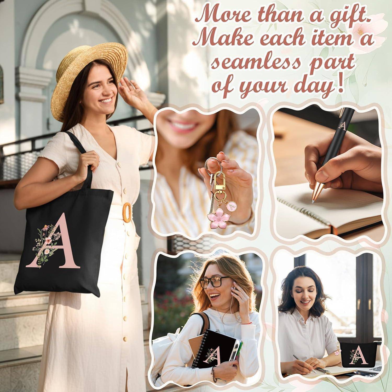 Werbe-Collage für personalisierte Geschenke: Frau mit monogrammierter Tragetasche, Schlüsselanhänger, Notizbuch und Laptop-Hülle, mit Text „Mehr als nur ein Geschenk. Machen Sie jeden Artikel zu einem nahtlosen Teil Ihres Tages!