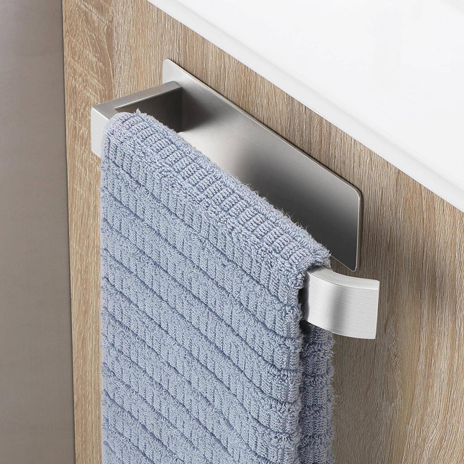 Graues Handtuch, das auf einer modernen, an der Wand montierten Handtuchstange aus Edelstahl an einer Badezimmerwand mit Holzverkleidung hängt.
