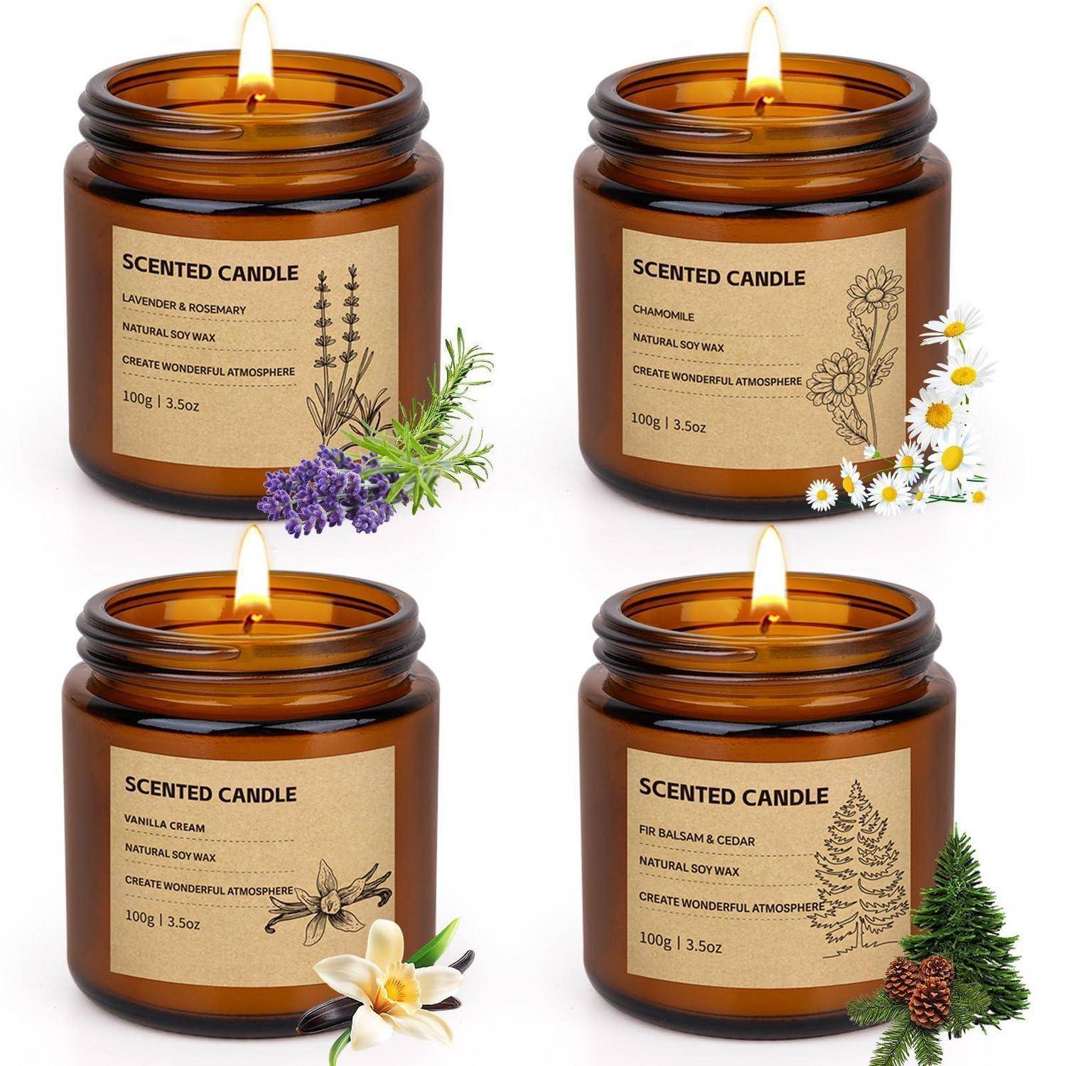 Vier bernsteinfarbene duftkerzen mit etiketten für lavendel und rosmarin, kamille, vanille-sahne und tannenbalsam und zeder, gezeigt mit passenden blüten- oder kieferndekoration.