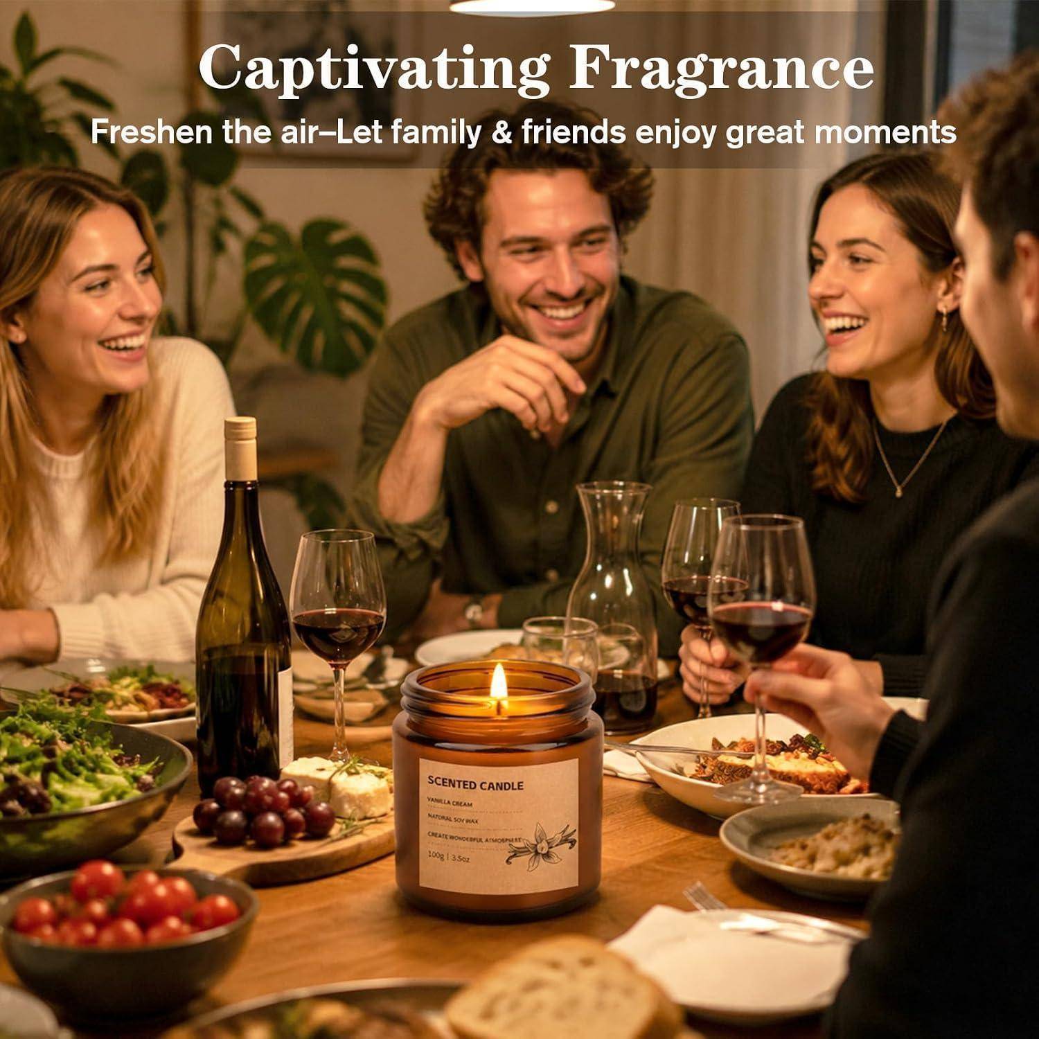 Dinnerparty mit Freunden, die um eine brennende duftende Kerze auf einem Tisch versammelt sind; der Text lautet „Fesselnder Duft